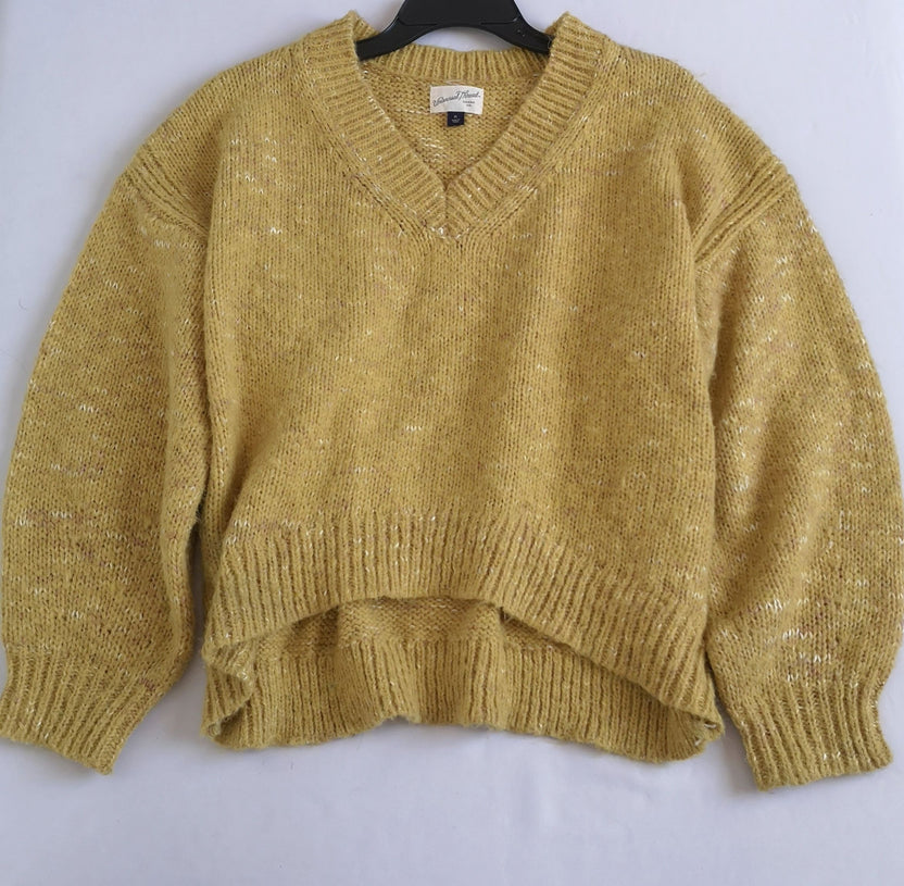 Jeans bordado con sueter tejido