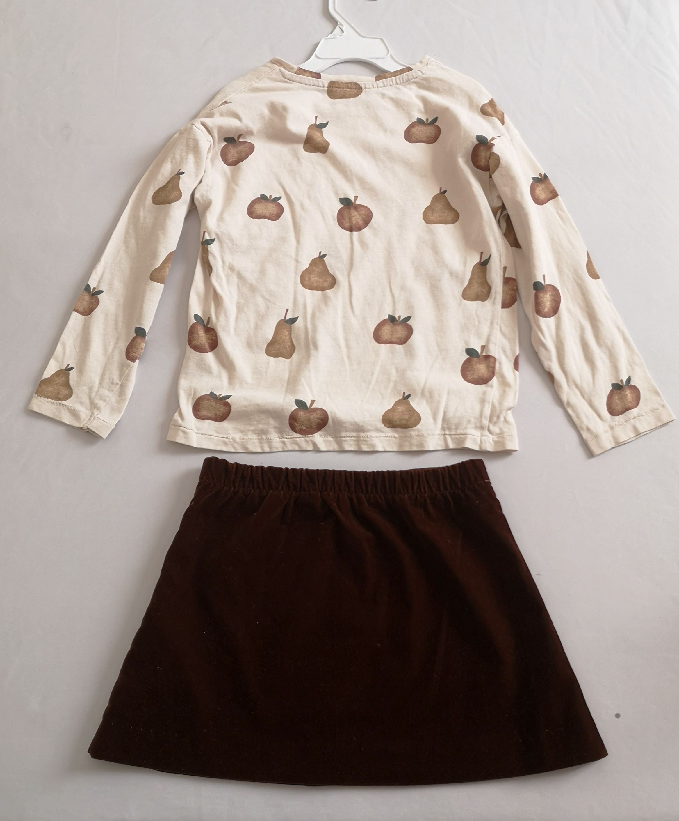 Falda de terciopelo y blusa manga larga