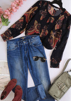 Blusa de chifón con jeans corte recto