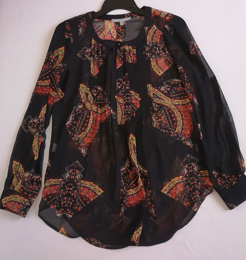 Blusa de chifón con jeans corte recto