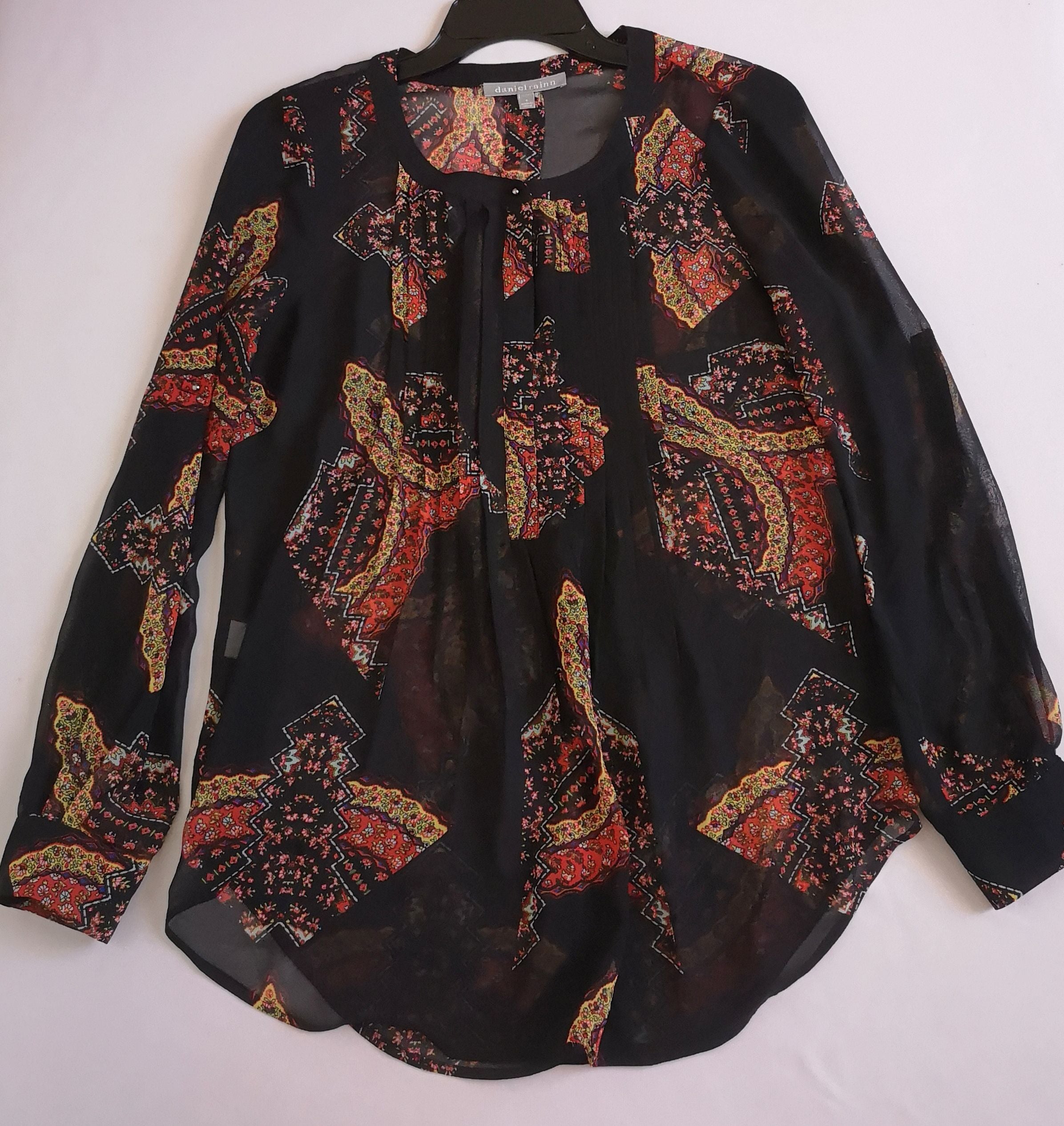 Blusa de chifón con jeans corte recto