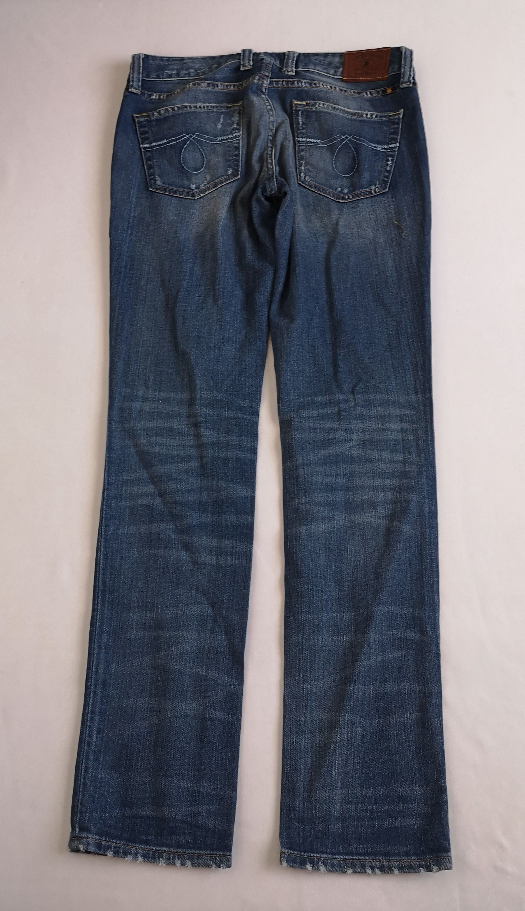 Blusa de chifón con jeans corte recto
