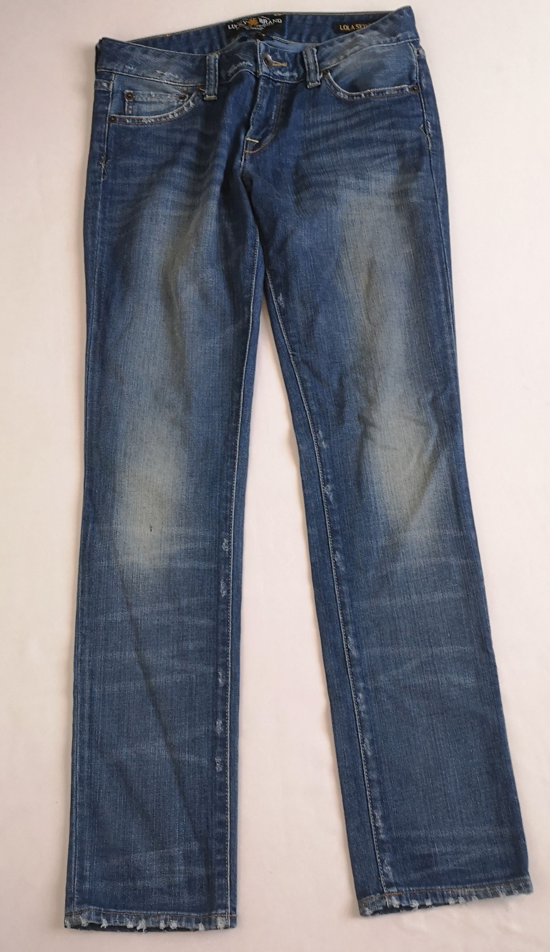 Blusa de chifón con jeans corte recto