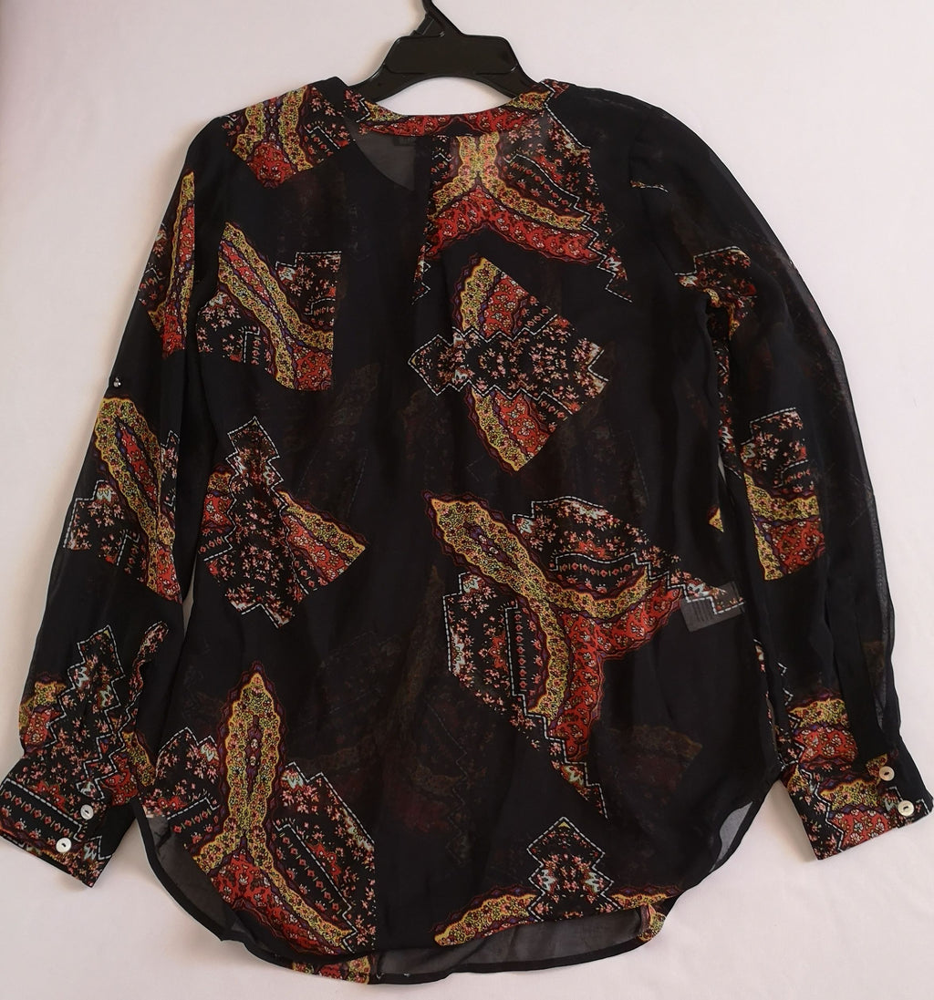 Blusa de chifón con jeans corte recto