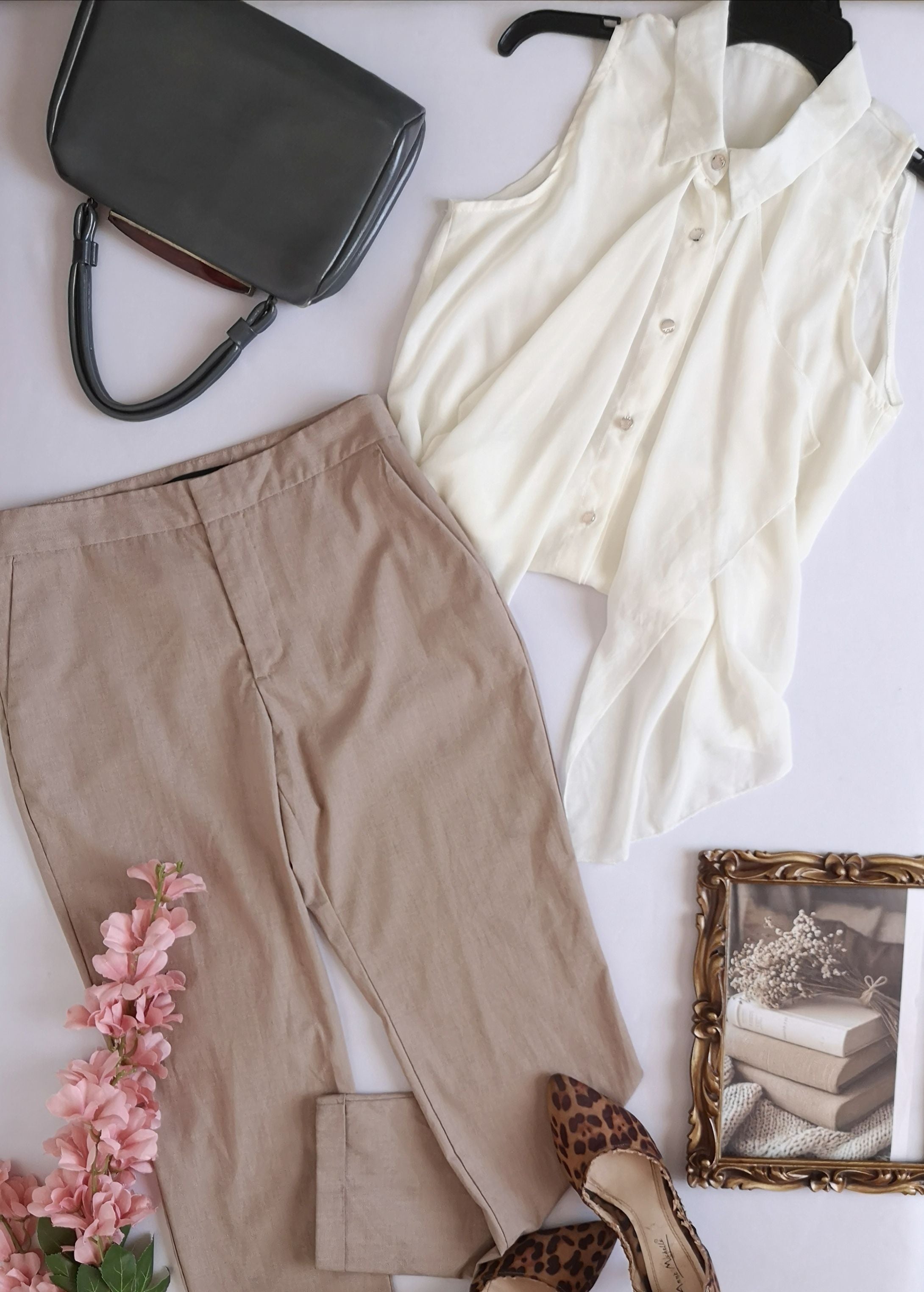 Blusa de chifón y pantalón corte recto