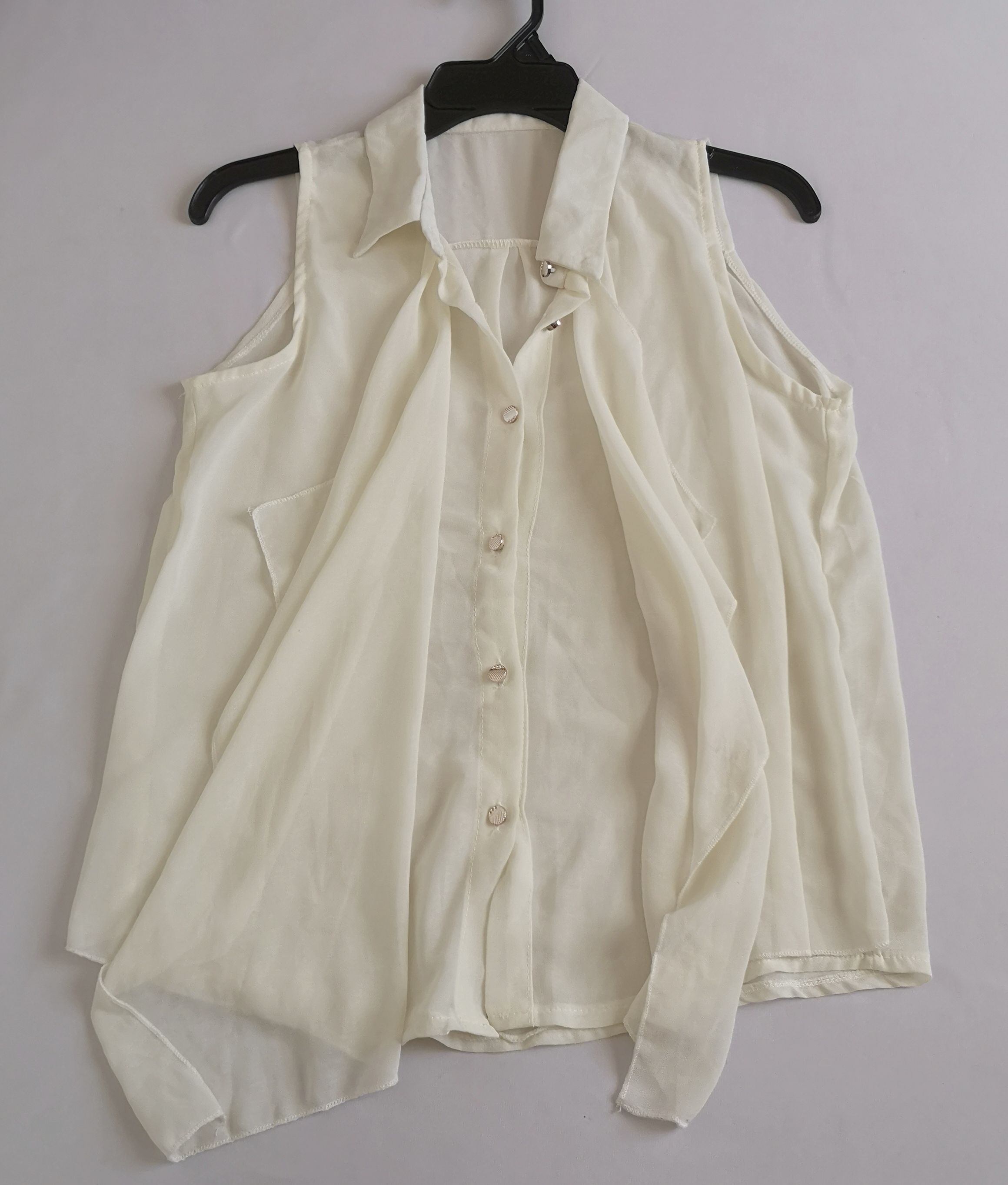 Blusa de chifón y pantalón corte recto
