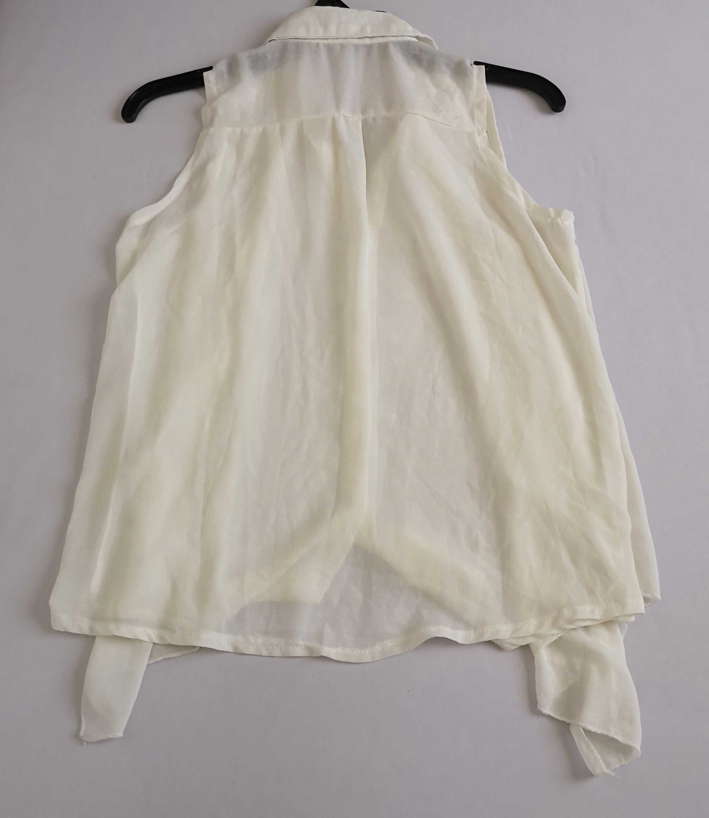 Blusa de chifón y pantalón corte recto