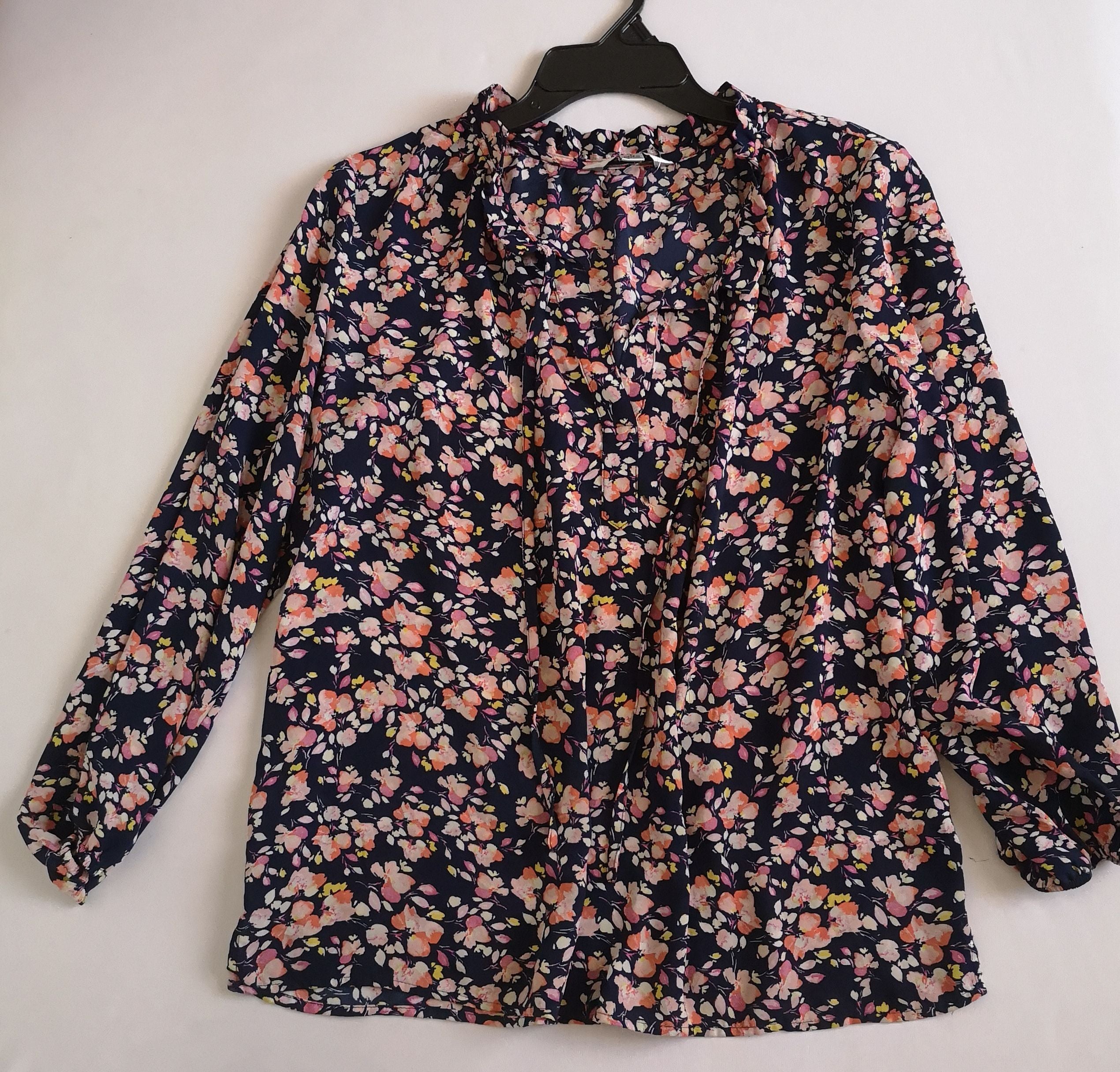 Blusa de chifón y falda con bolsas a los lados