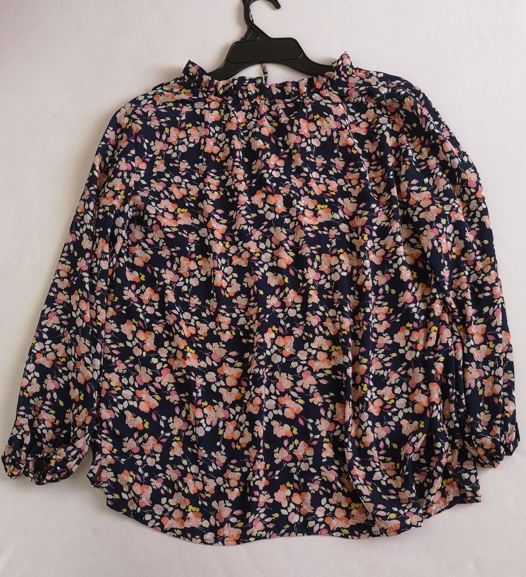 Blusa de chifón y falda con bolsas a los lados