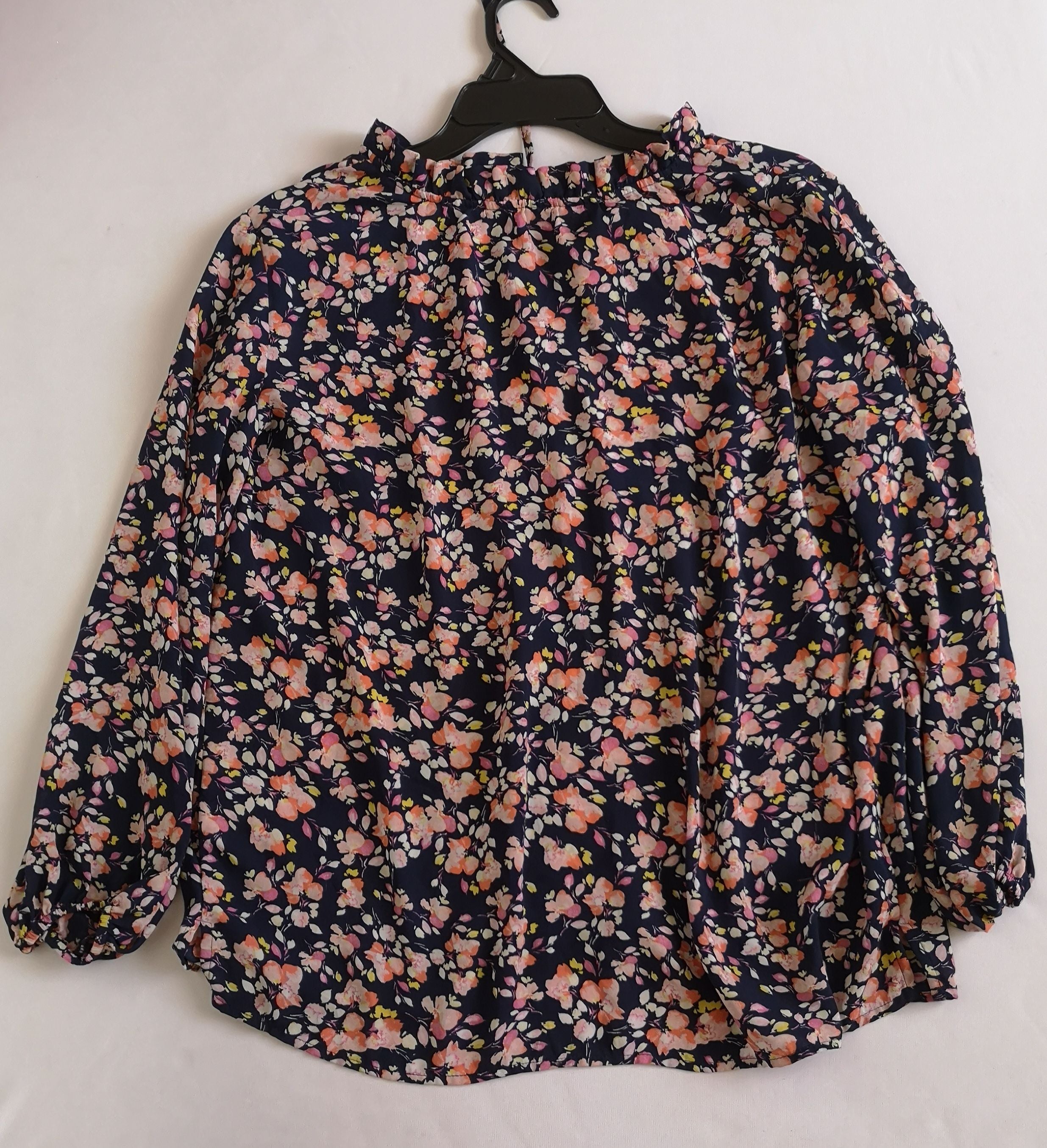 Blusa de chifón y falda con bolsas a los lados