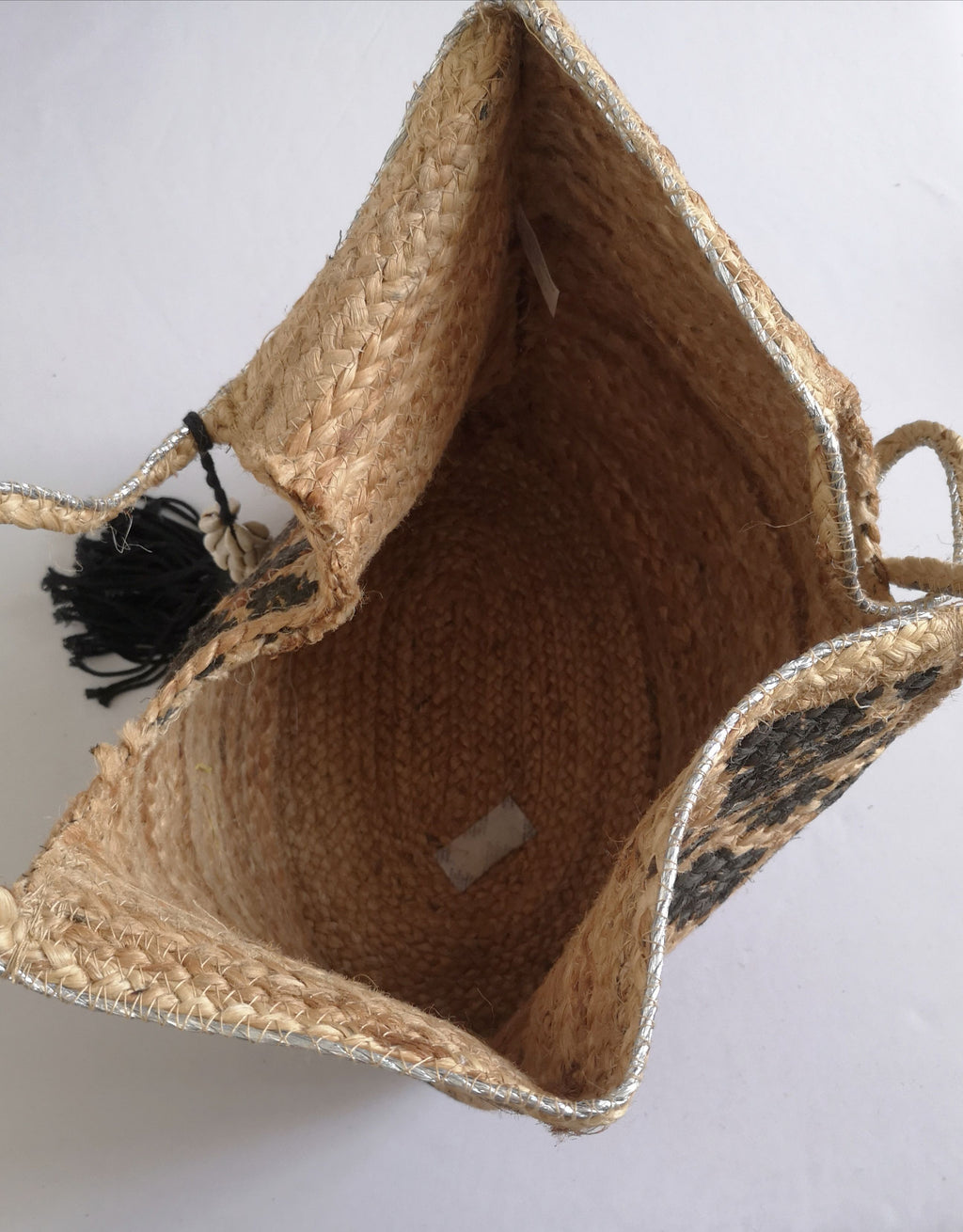 Cartera grande con adorno