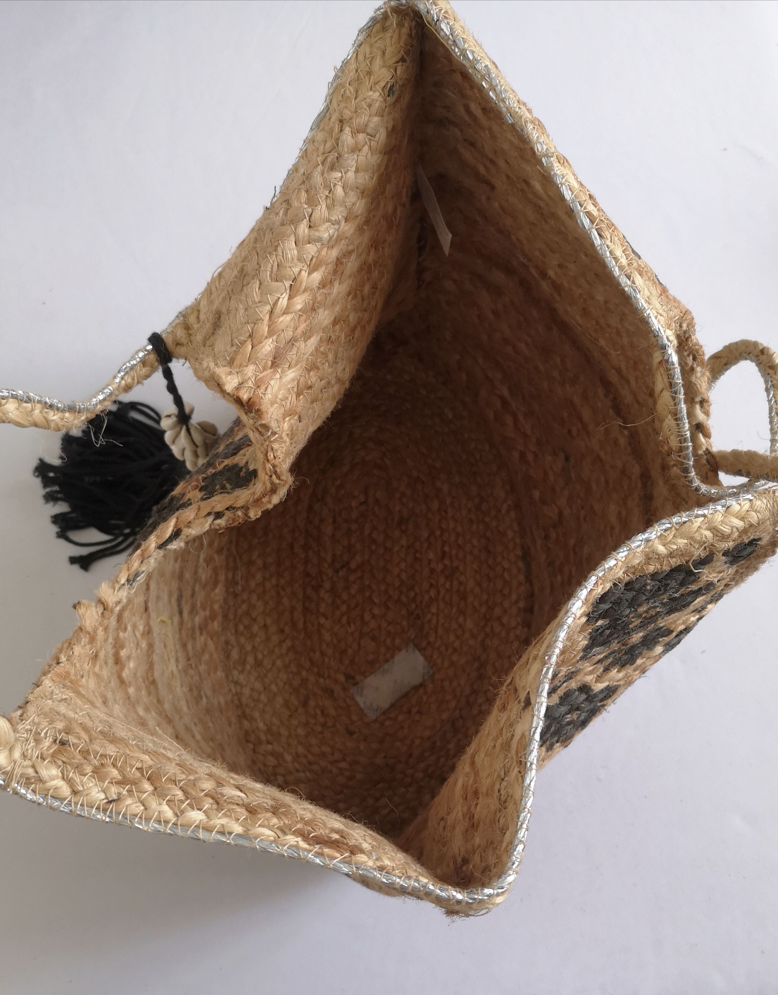 Cartera grande con adorno