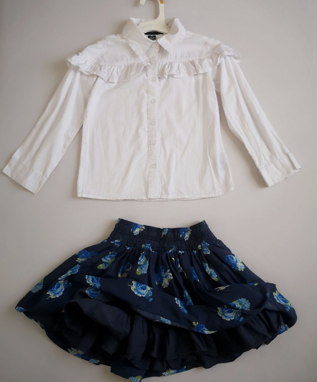 Blusa con olanes y falda bombacha