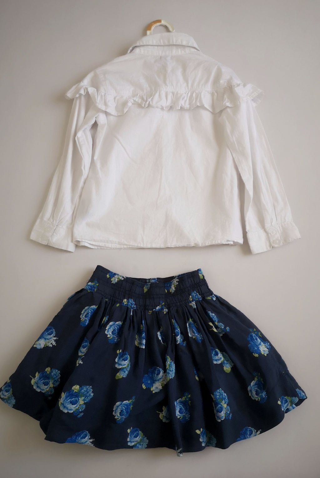 Blusa con olanes y falda bombacha
