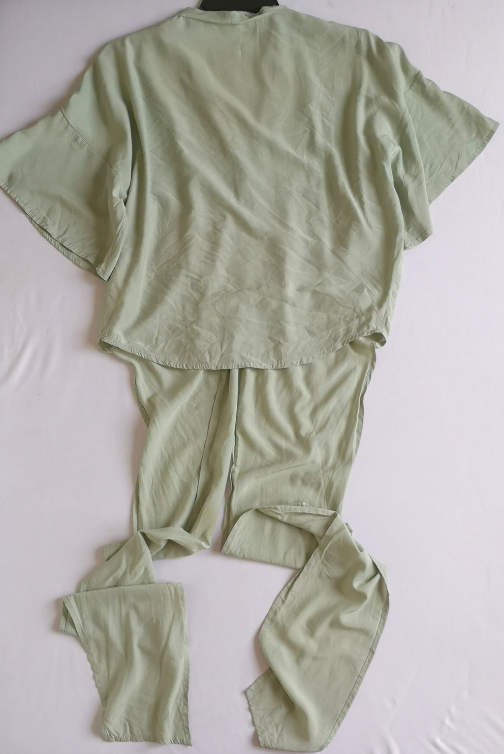 Blusa traslapada abierta y maxifalda ⚓