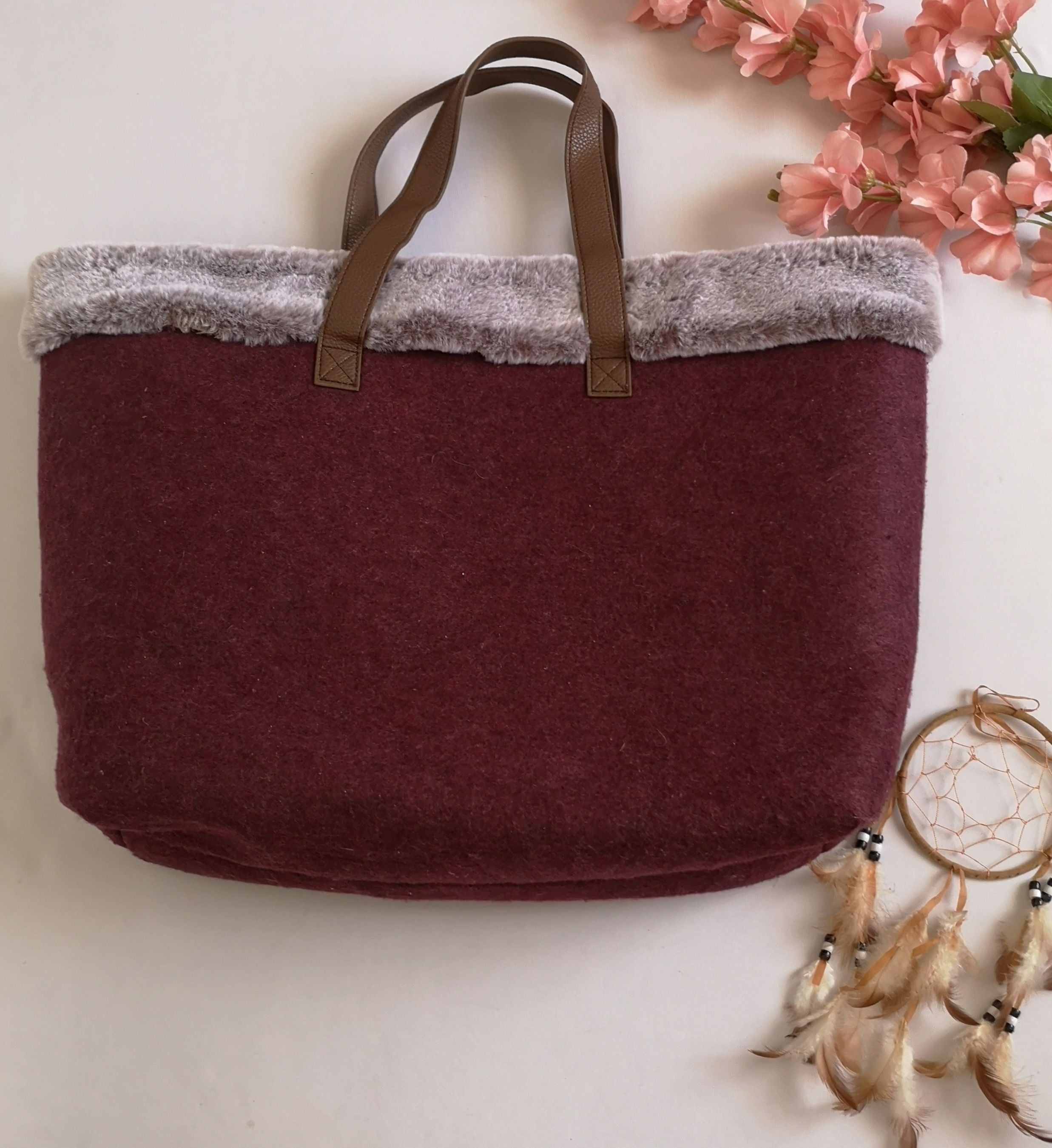 Cartera grande con peluchito arriba