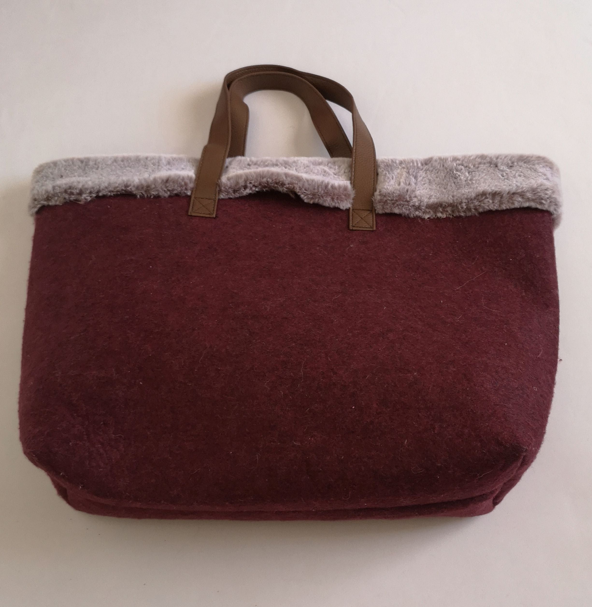 Cartera grande con peluchito arriba
