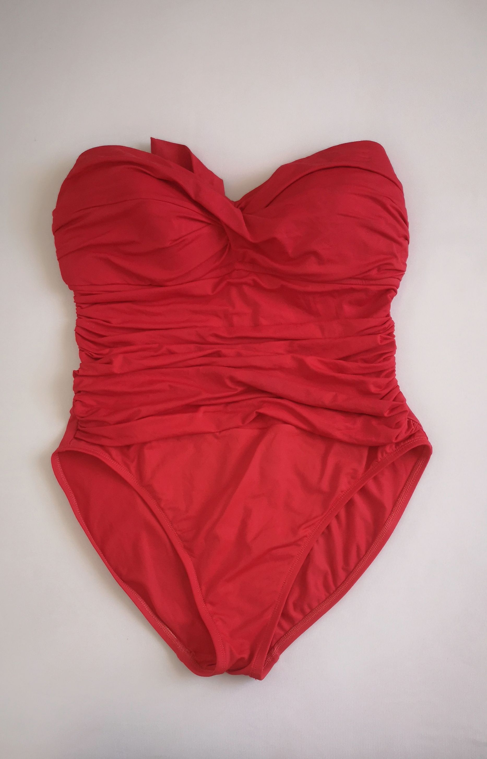 Traje de baño strapless con pareo