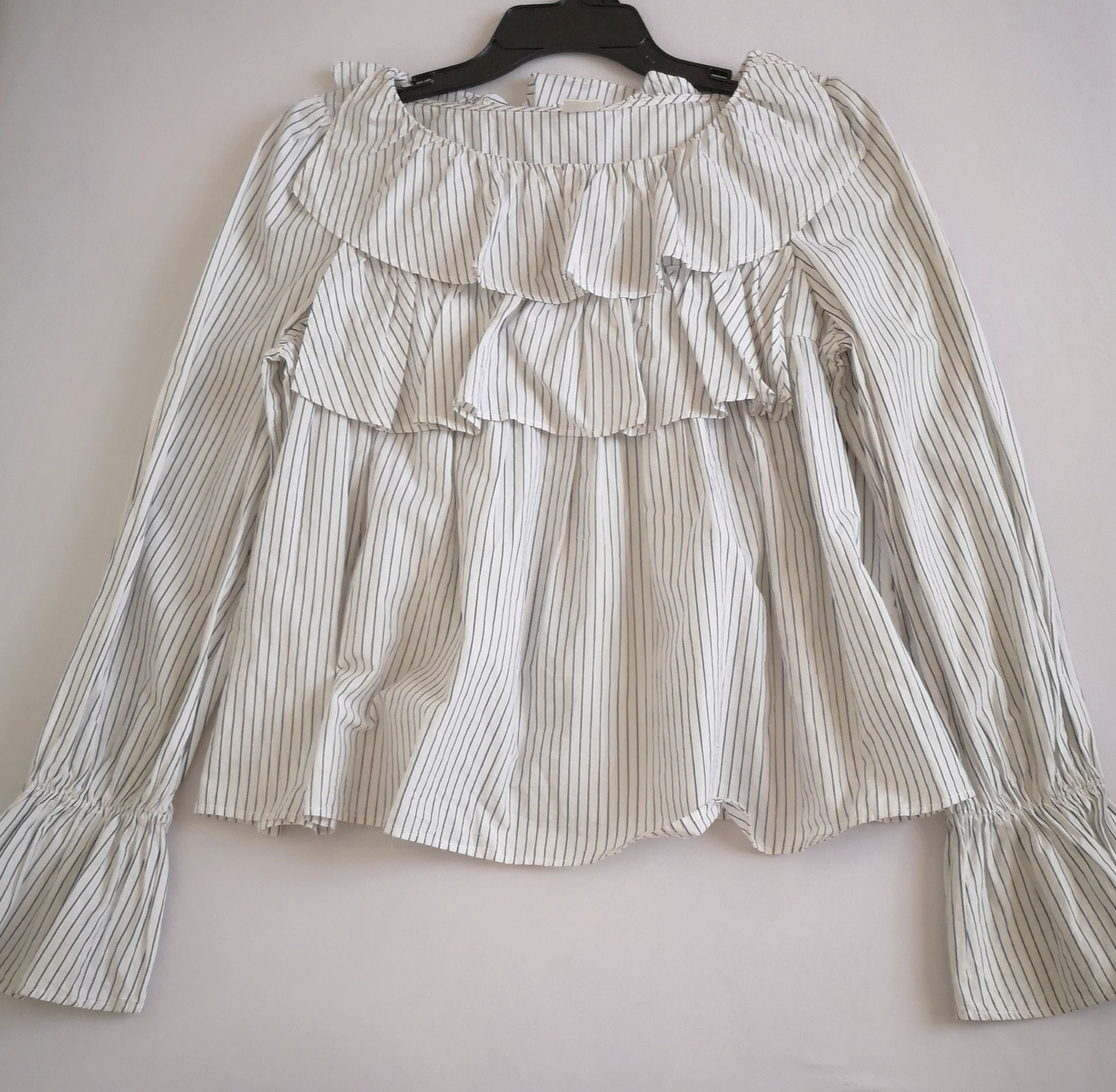 Pantalón de gabardina y blusa con olanes ❤️