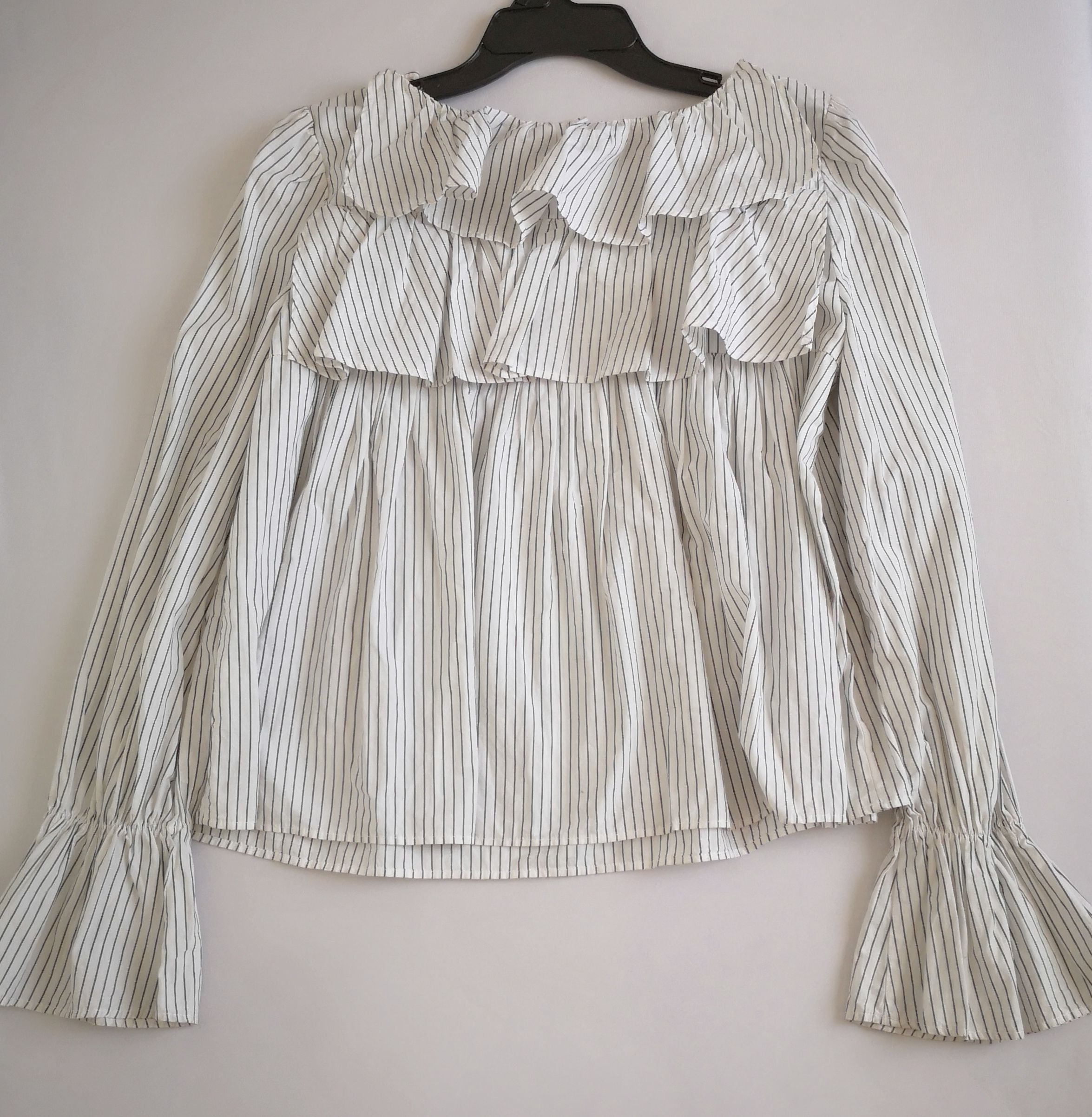 Pantalón de gabardina y blusa con olanes ❤️
