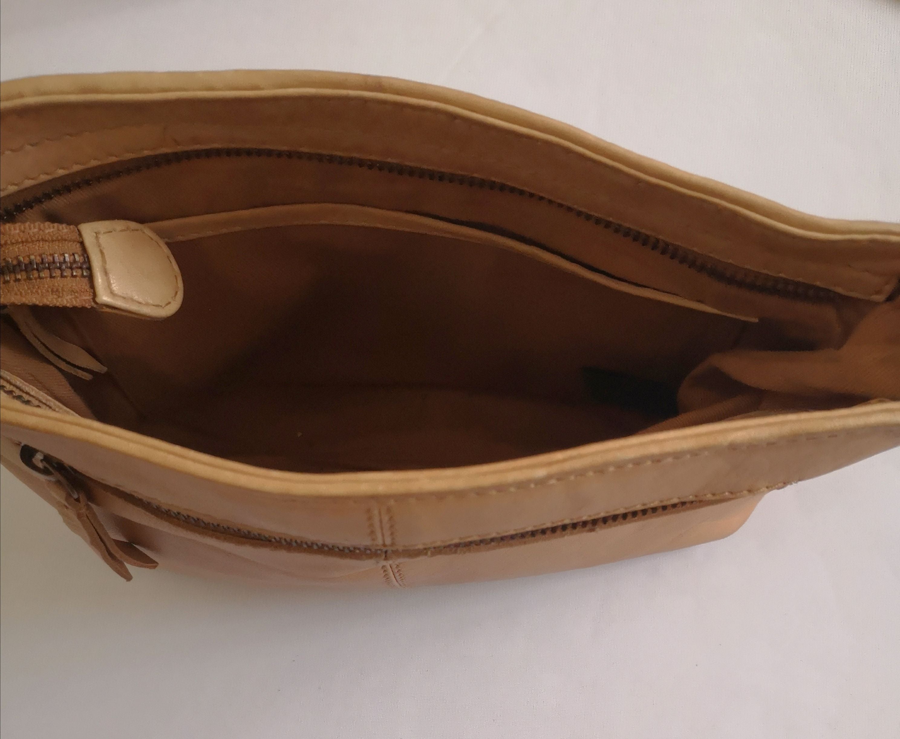 Cartera de cuero tipo bandolera