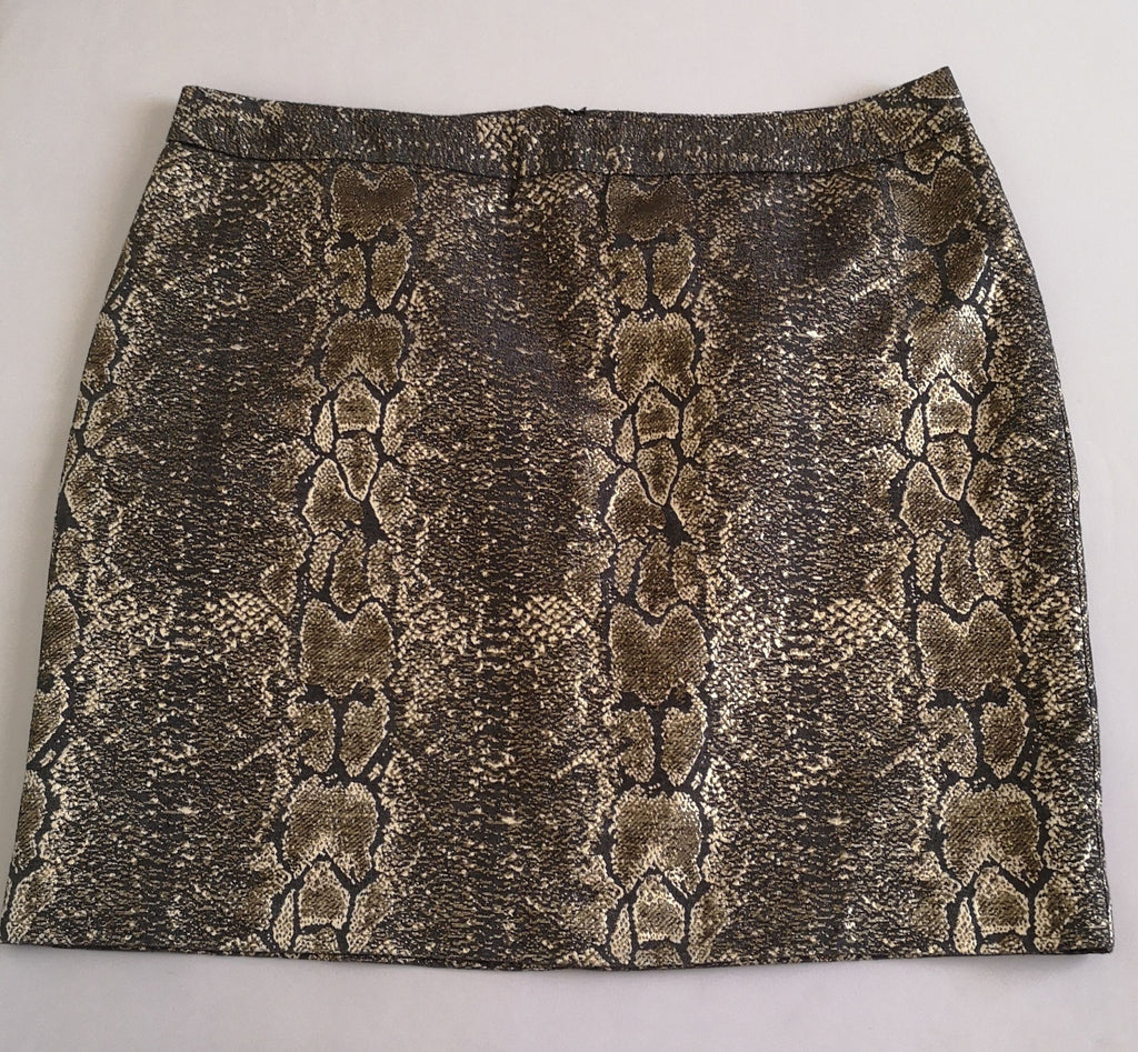 Blusa de chifón con falda corta