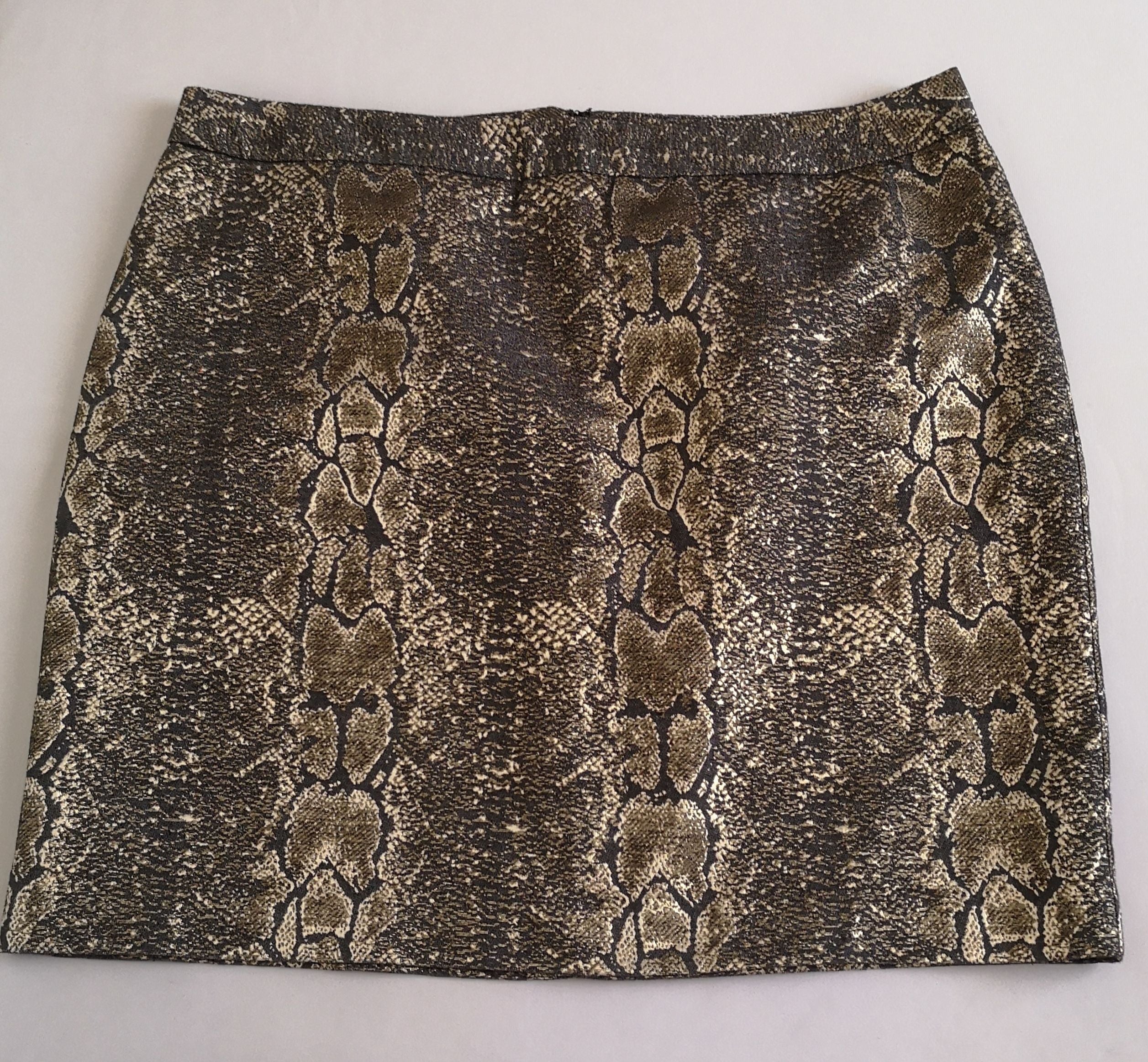 Blusa de chifón con falda corta