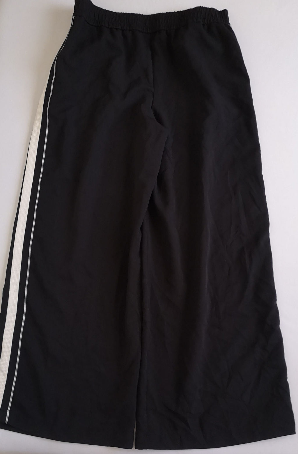 Palazzo con bolsas a los lados y blusa cuello alto