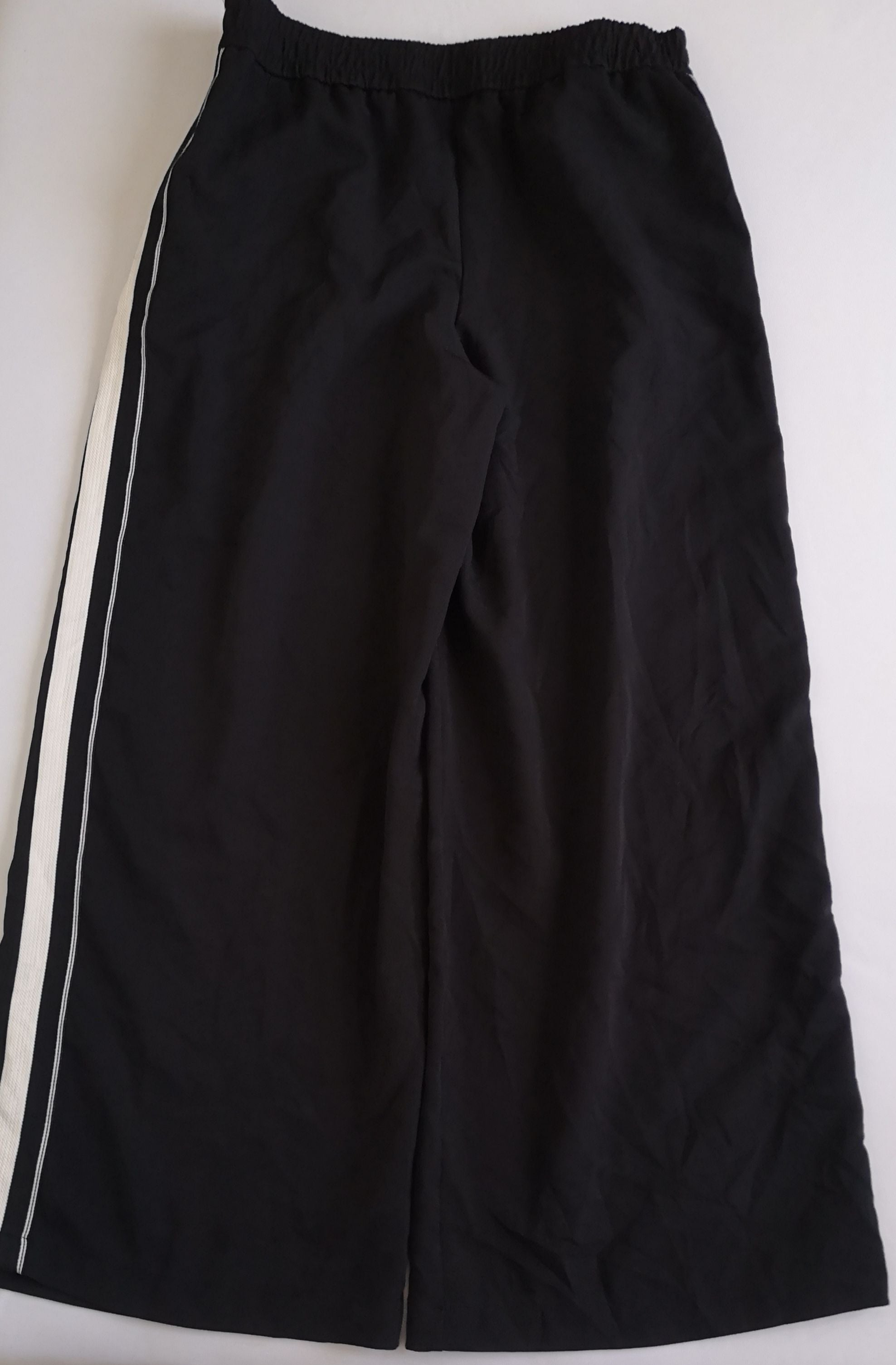 Palazzo con bolsas a los lados y blusa cuello alto