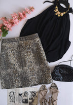 Blusa de chifón con falda corta