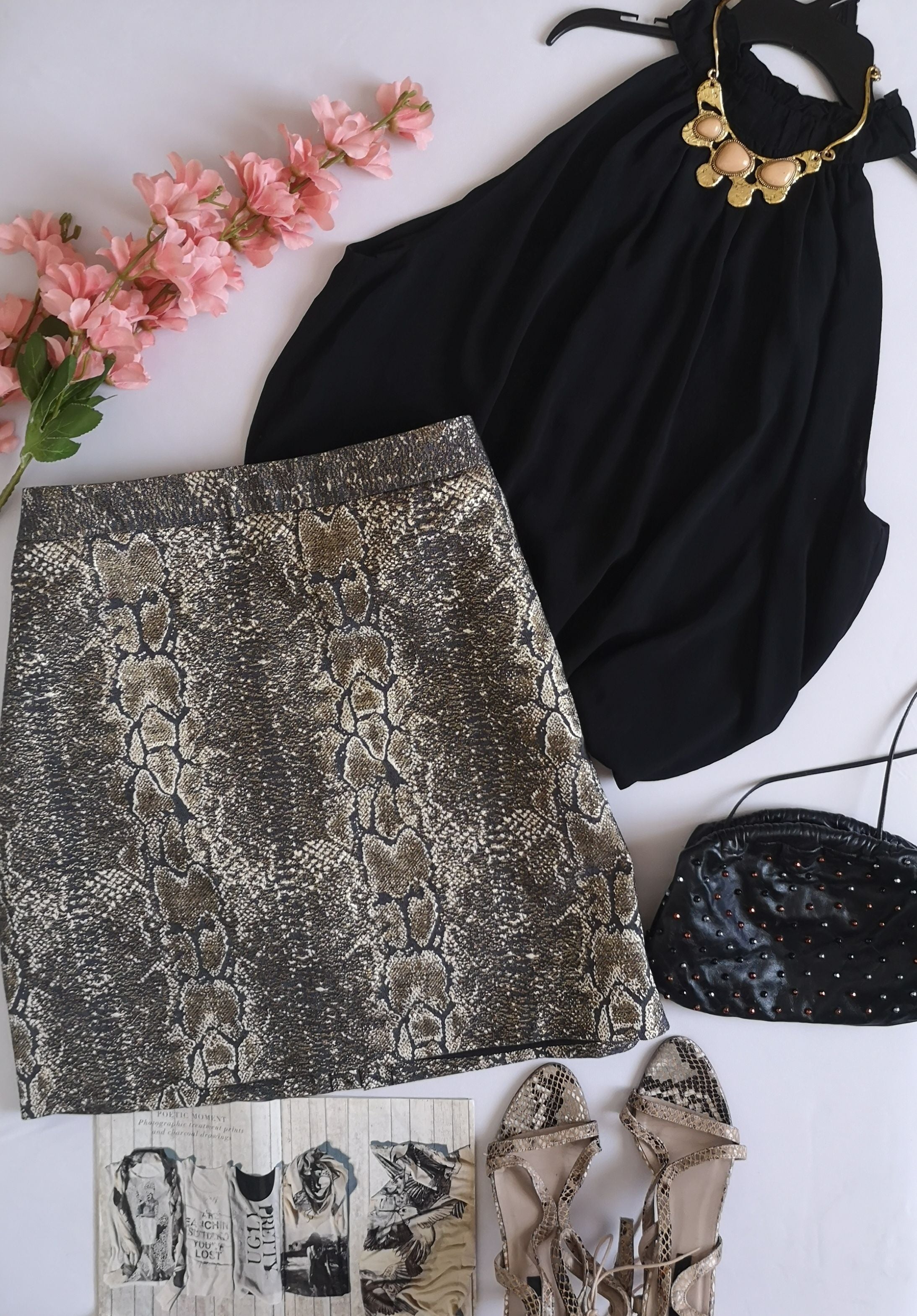 Blusa de chifón con falda corta