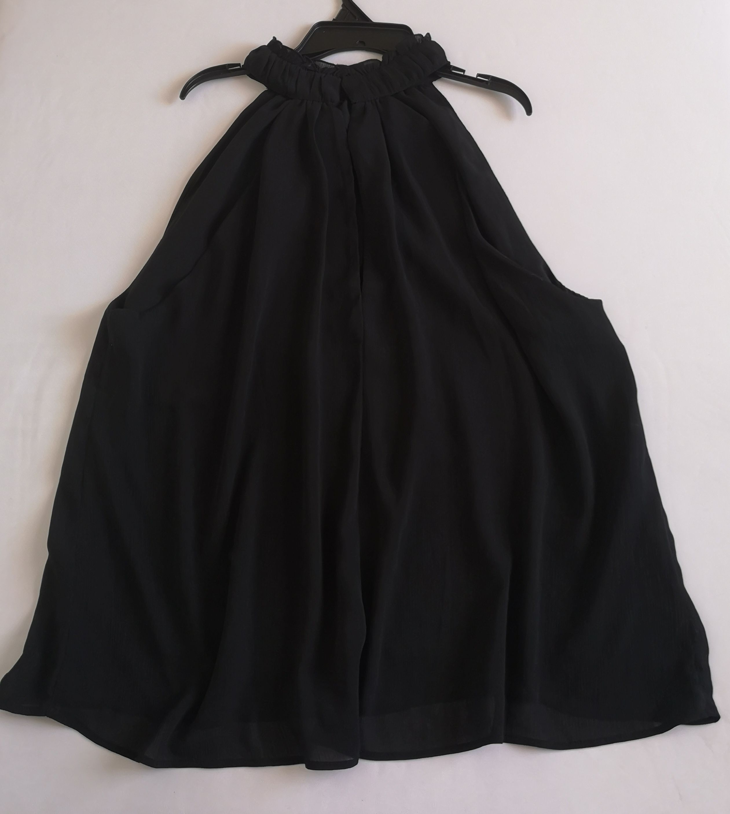 Blusa de chifón con falda corta