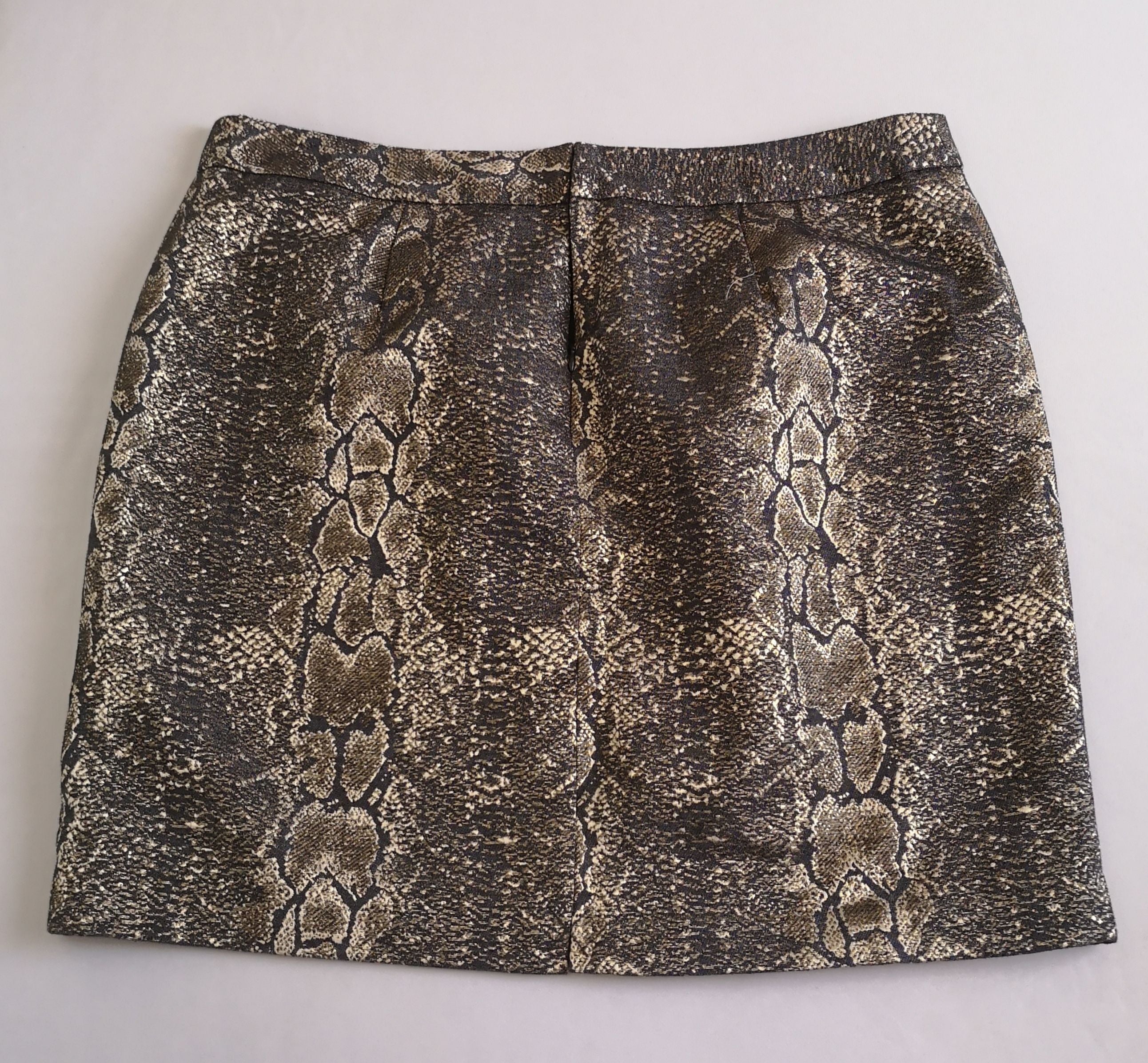 Blusa de chifón con falda corta
