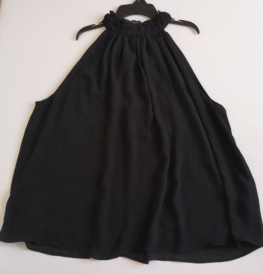 Blusa de chifón con falda corta