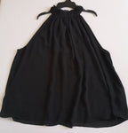 Blusa de chifón con falda corta