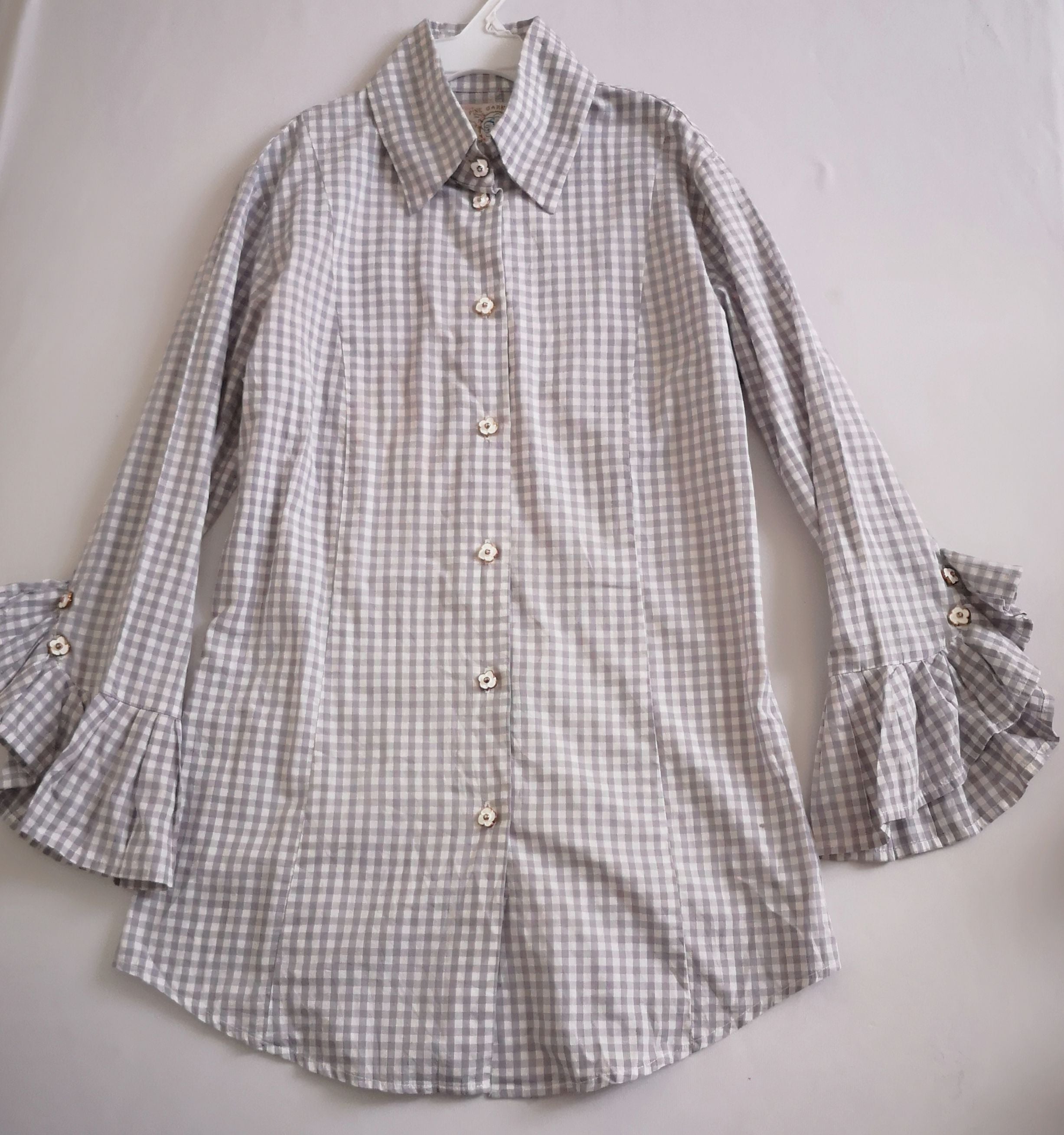 Vestido con olanes en las mangas