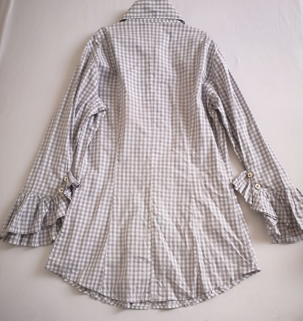 Vestido con olanes en las mangas