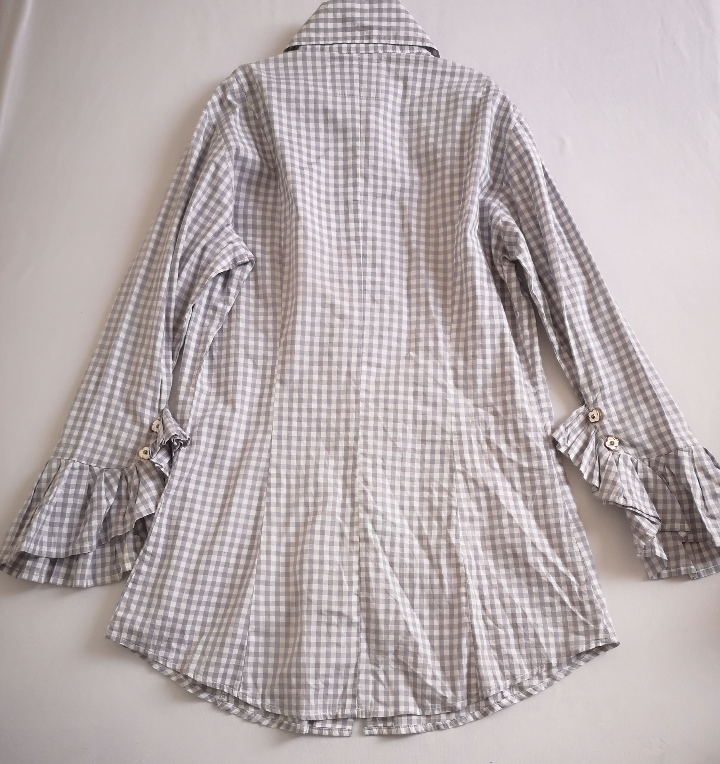 Vestido con olanes en las mangas