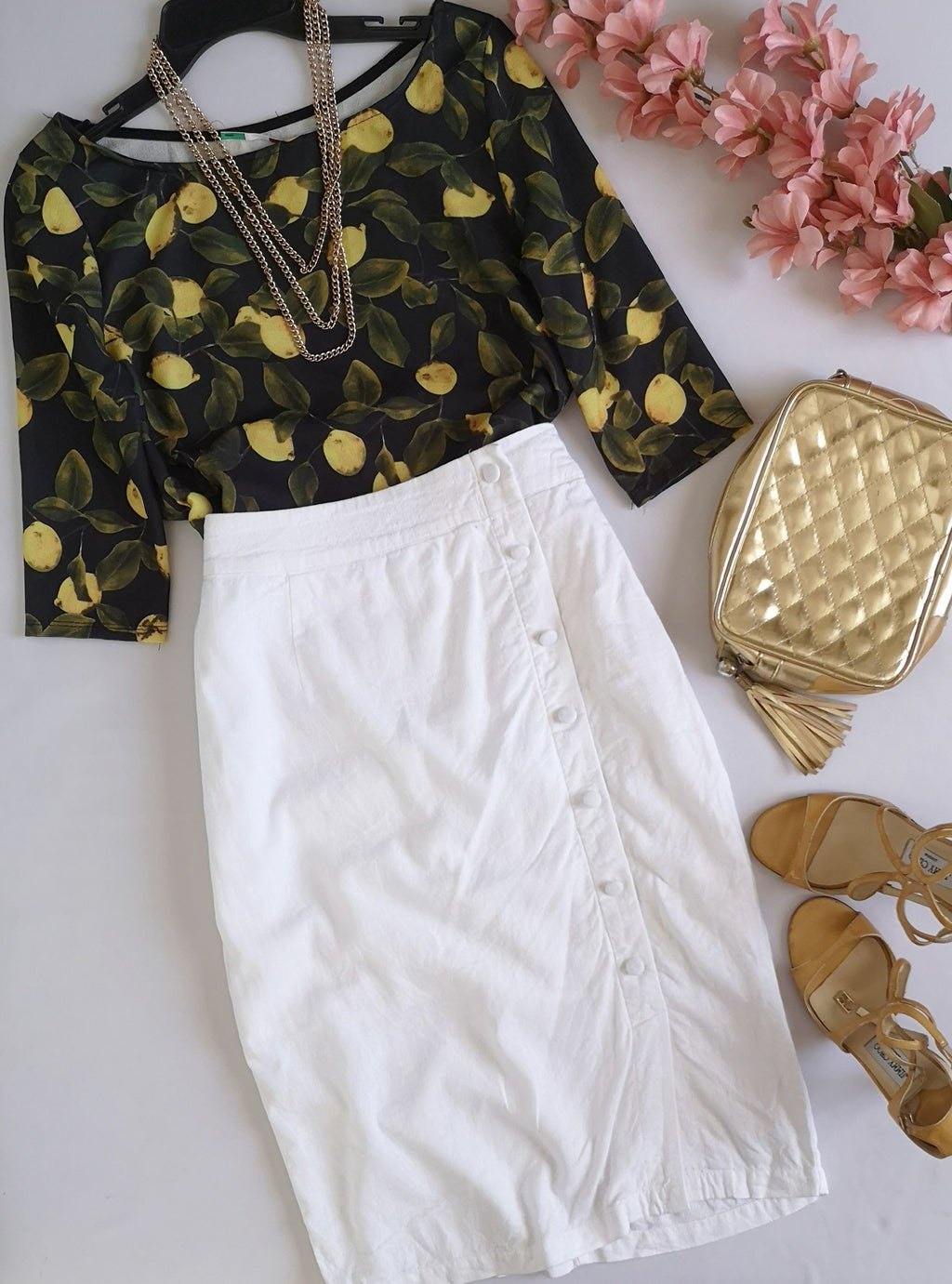 Falda con botones a un lado con blusa corta ⚓