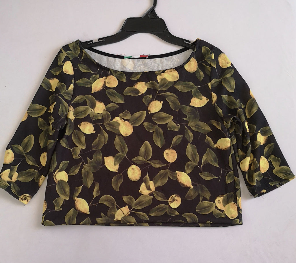 Falda con botones a un lado con blusa corta ⚓