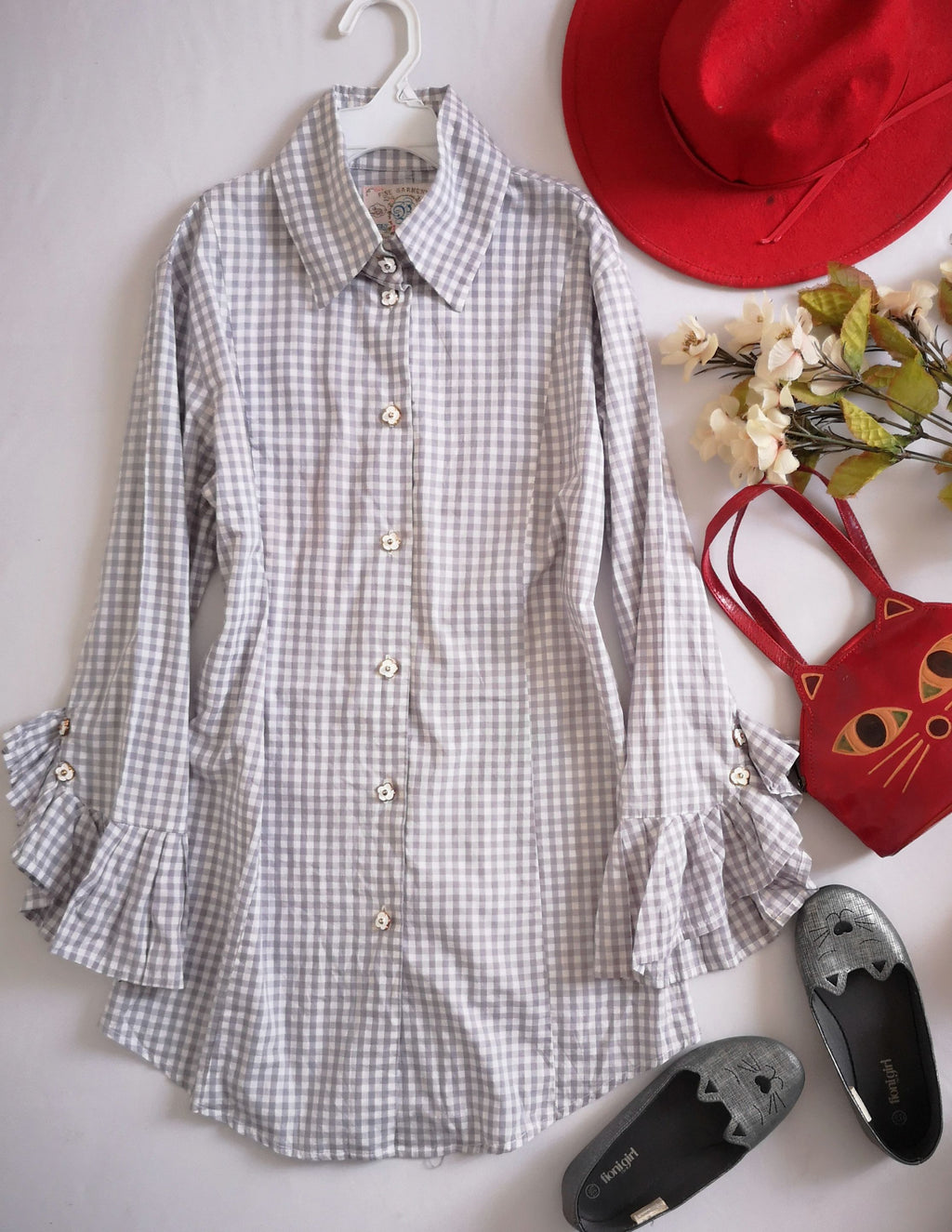 Vestido con olanes en las mangas