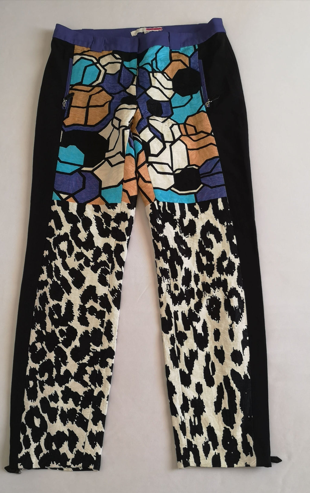 Blusa larga y pantalón con zippers abajo