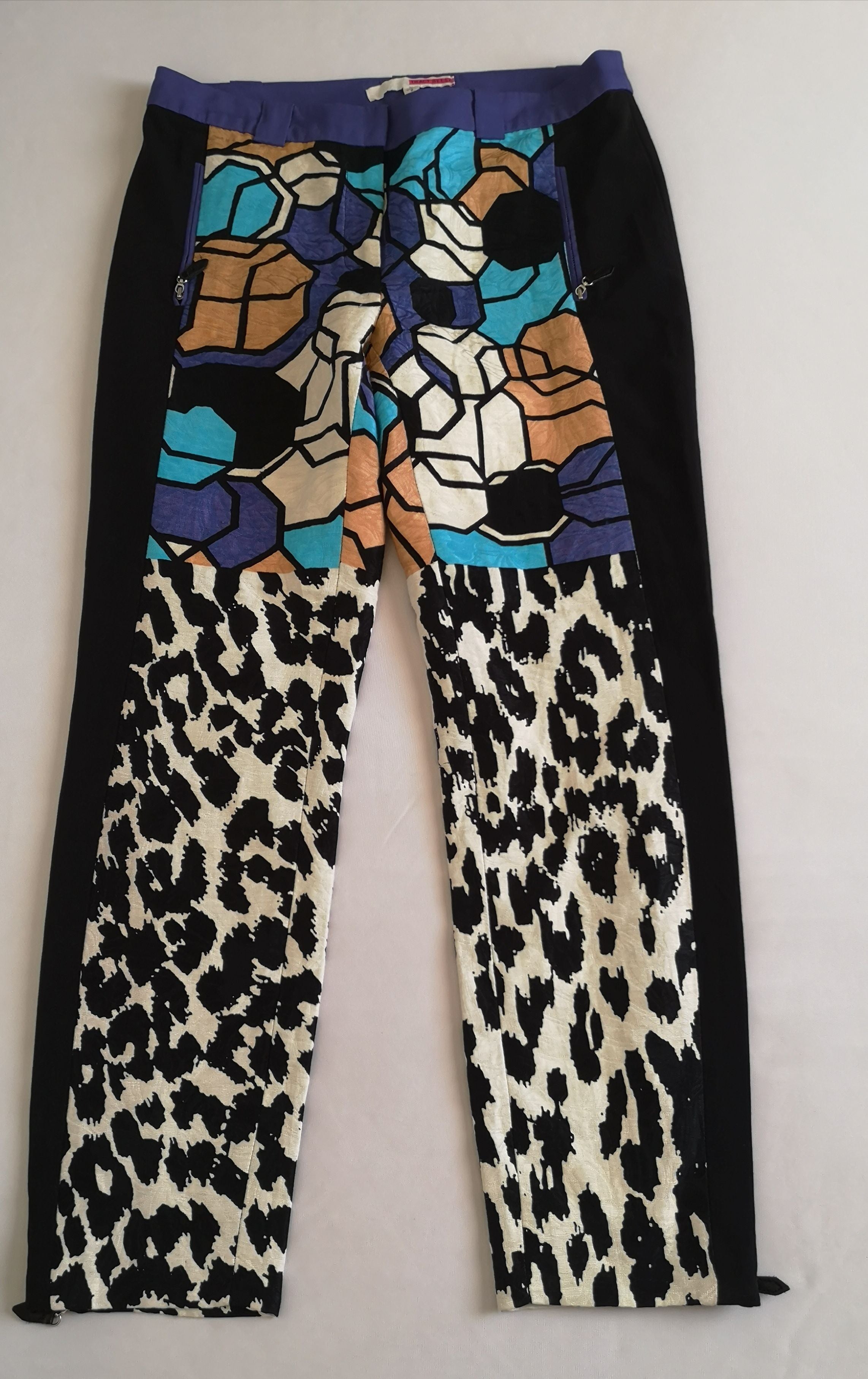 Blusa larga y pantalón con zippers abajo