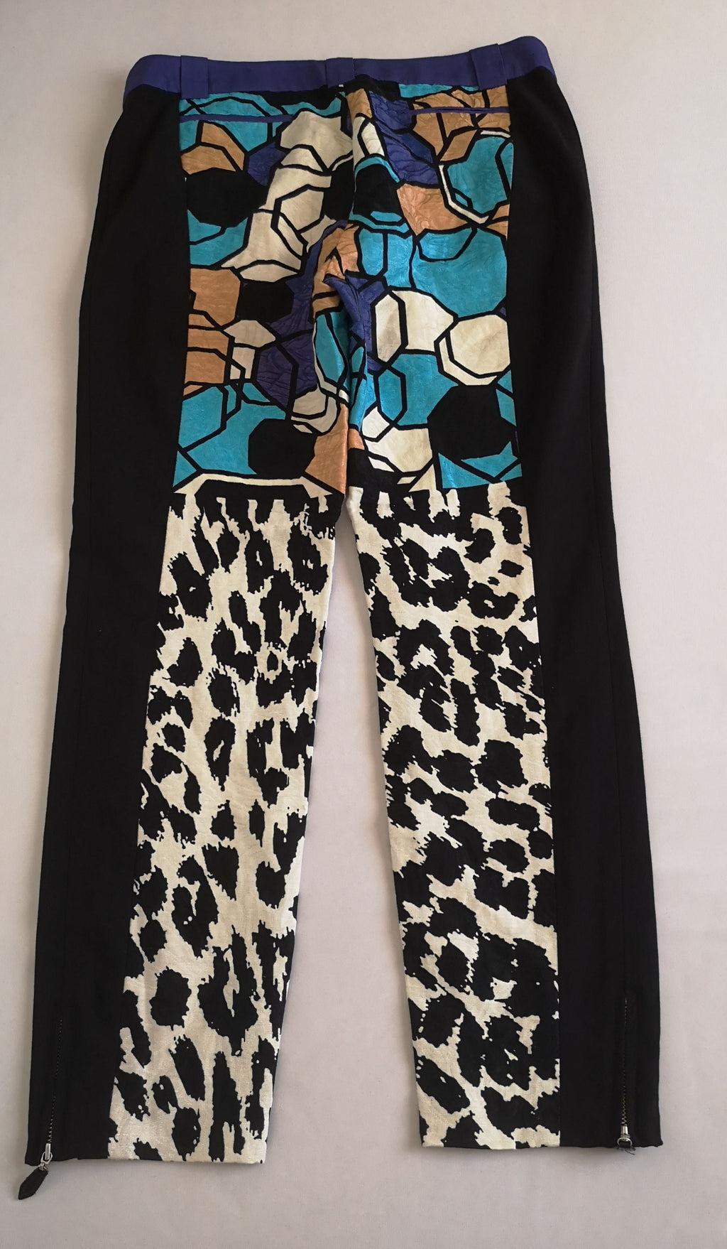 Blusa larga y pantalón con zippers abajo