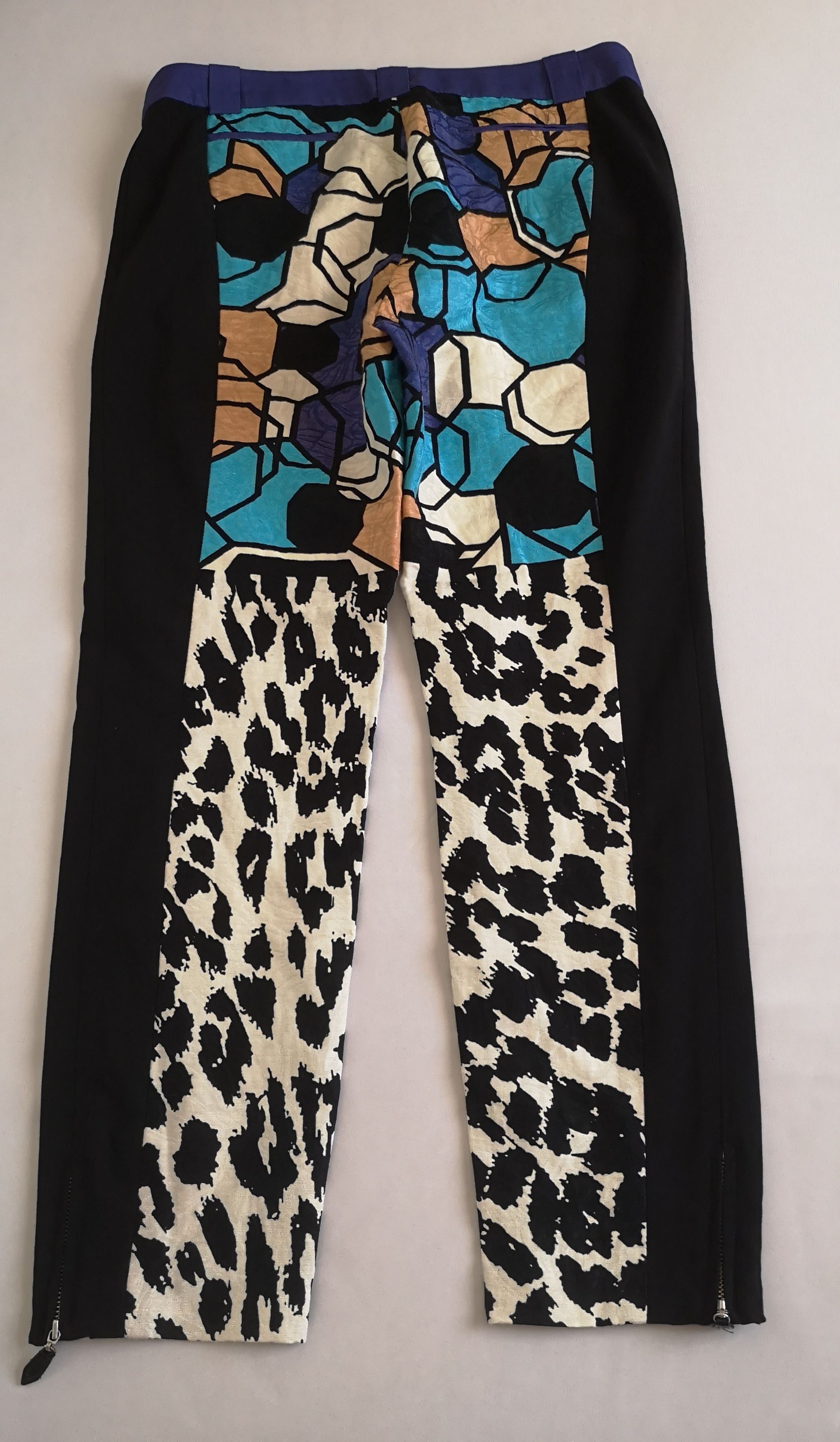 Blusa larga y pantalón con zippers abajo