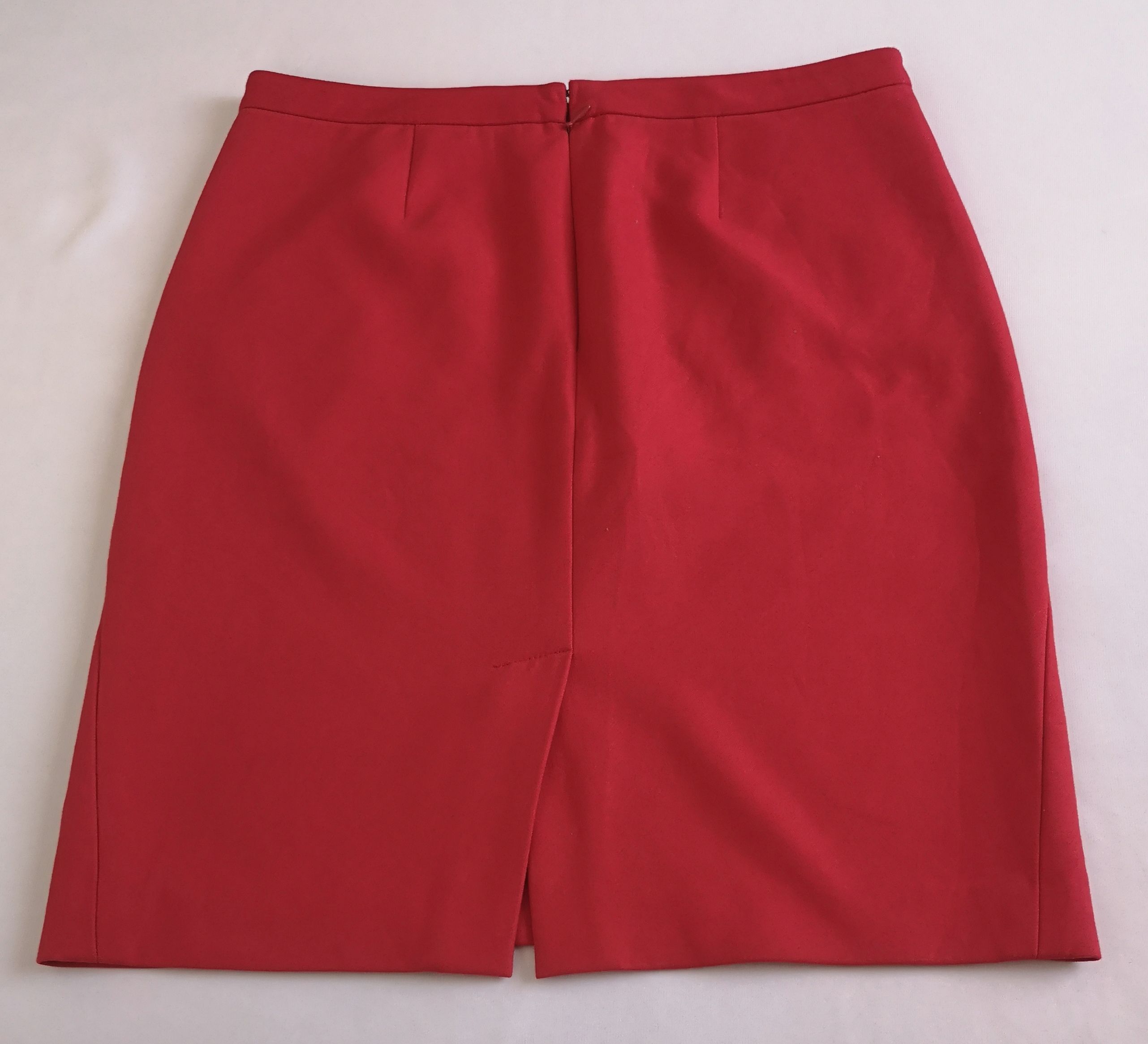 Blusa con cinto para moña y falda arriba de la rodilla