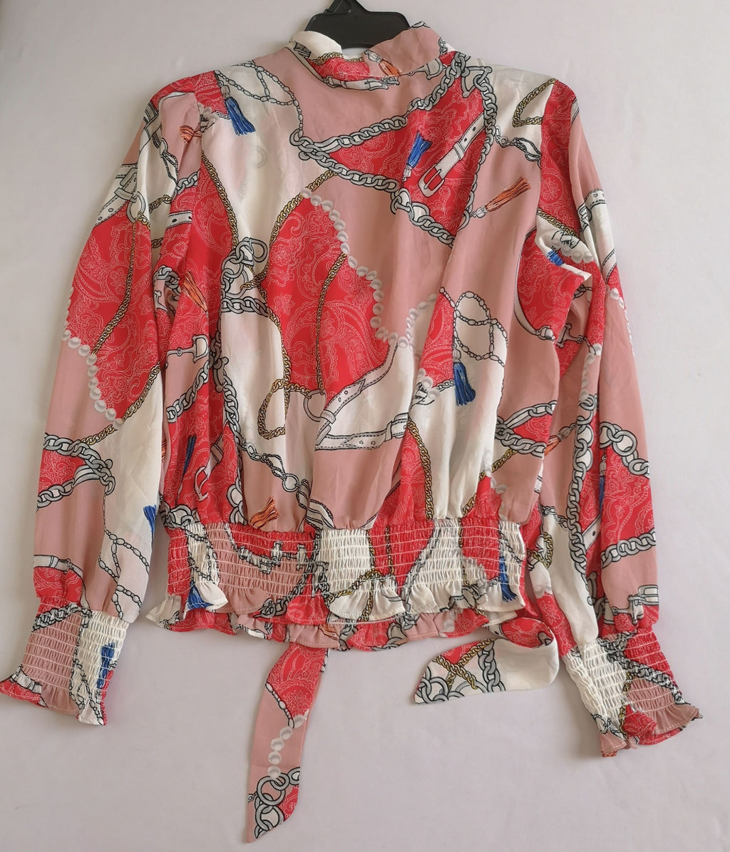 Blusa con cinto para moña y falda arriba de la rodilla