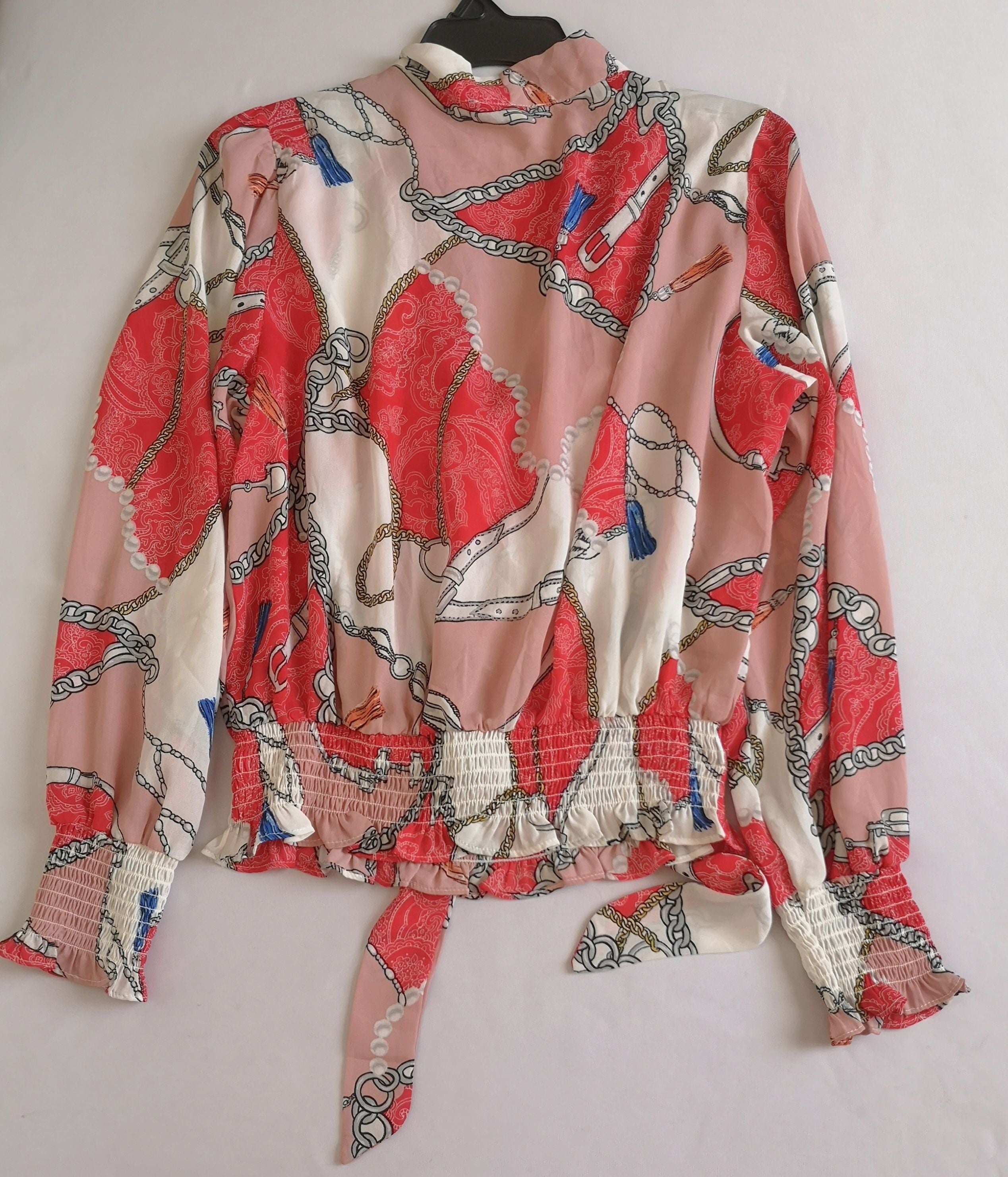 Blusa con cinto para moña y falda arriba de la rodilla
