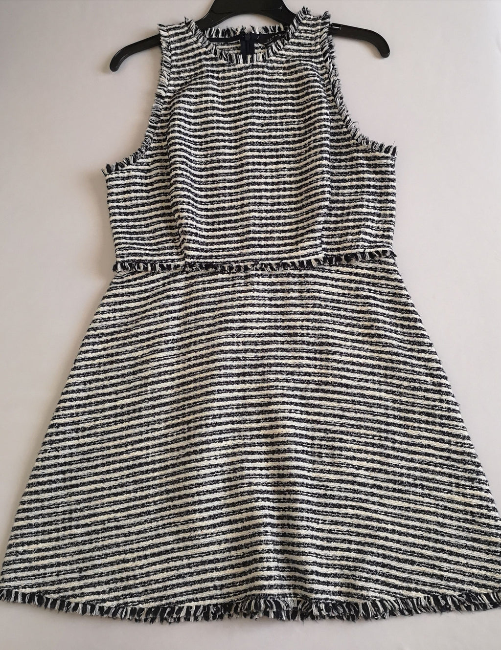 Vestido sin mangas incluye collar