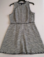 Vestido sin mangas incluye collar